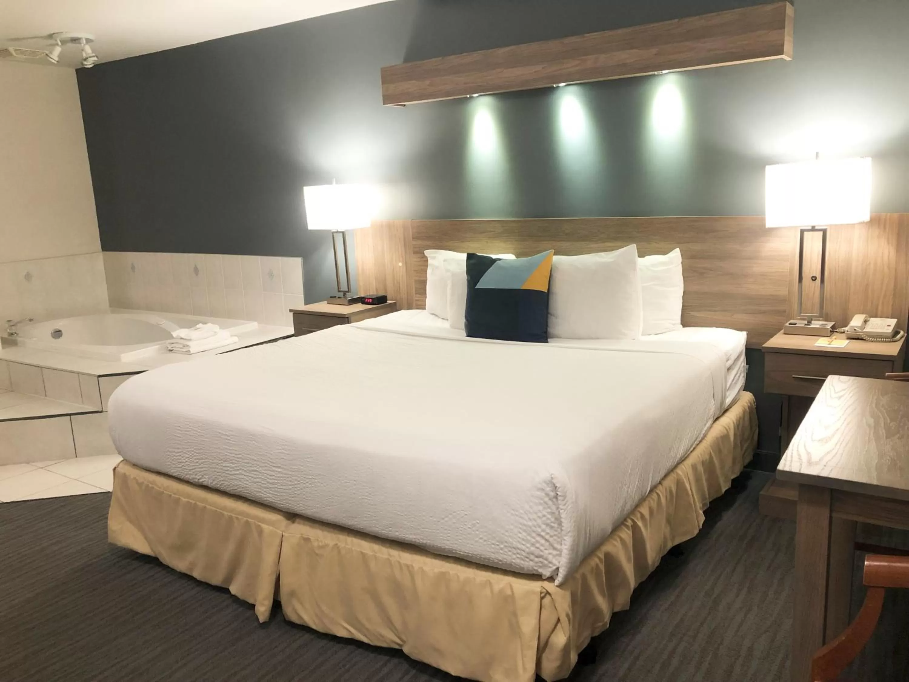 Bed in Days Inn by Wyndham Niagara Falls Centre St By the Falls