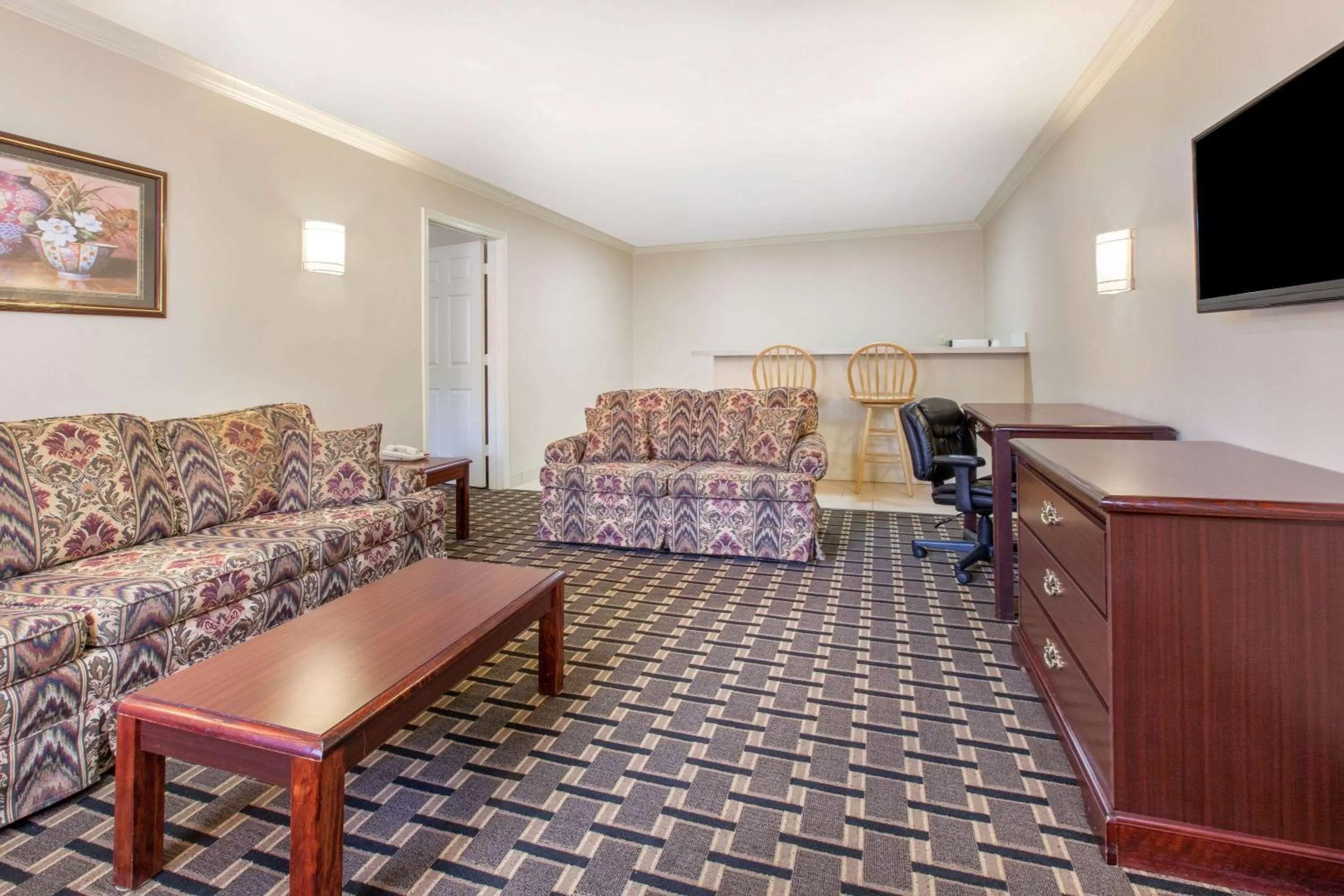 TV and multimedia in Super 8 by Wyndham Tyler TX