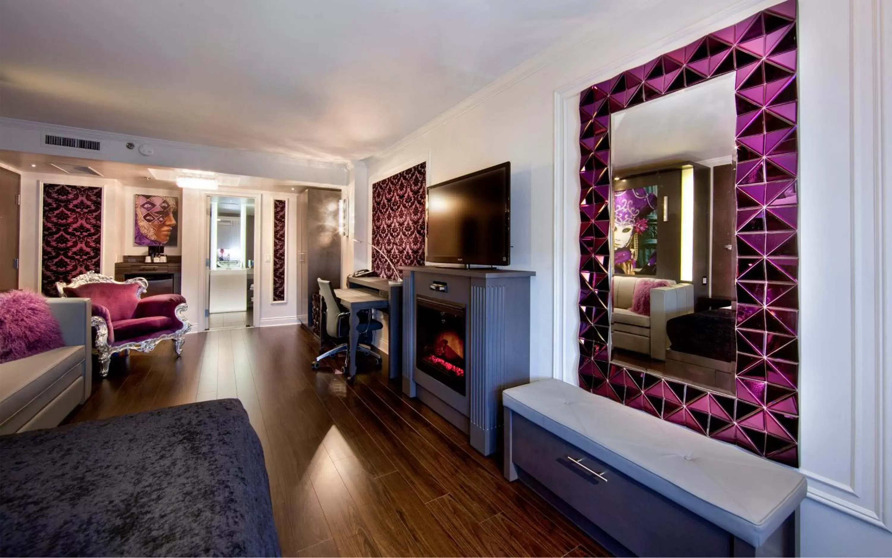 Purple Suite, 1 Queen Bed and 1 Queen Murphy Bed in Hotel Plaza Quebec