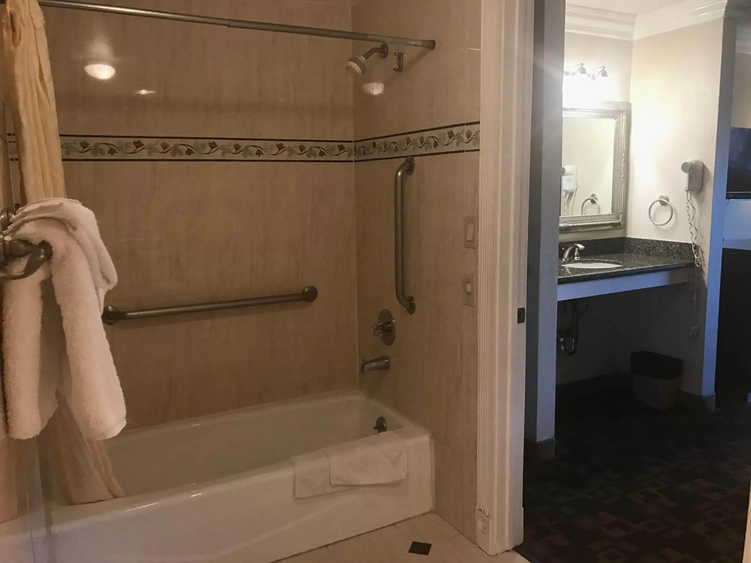 Shower, Bathroom in Castaic Inn Six Flags Valencia