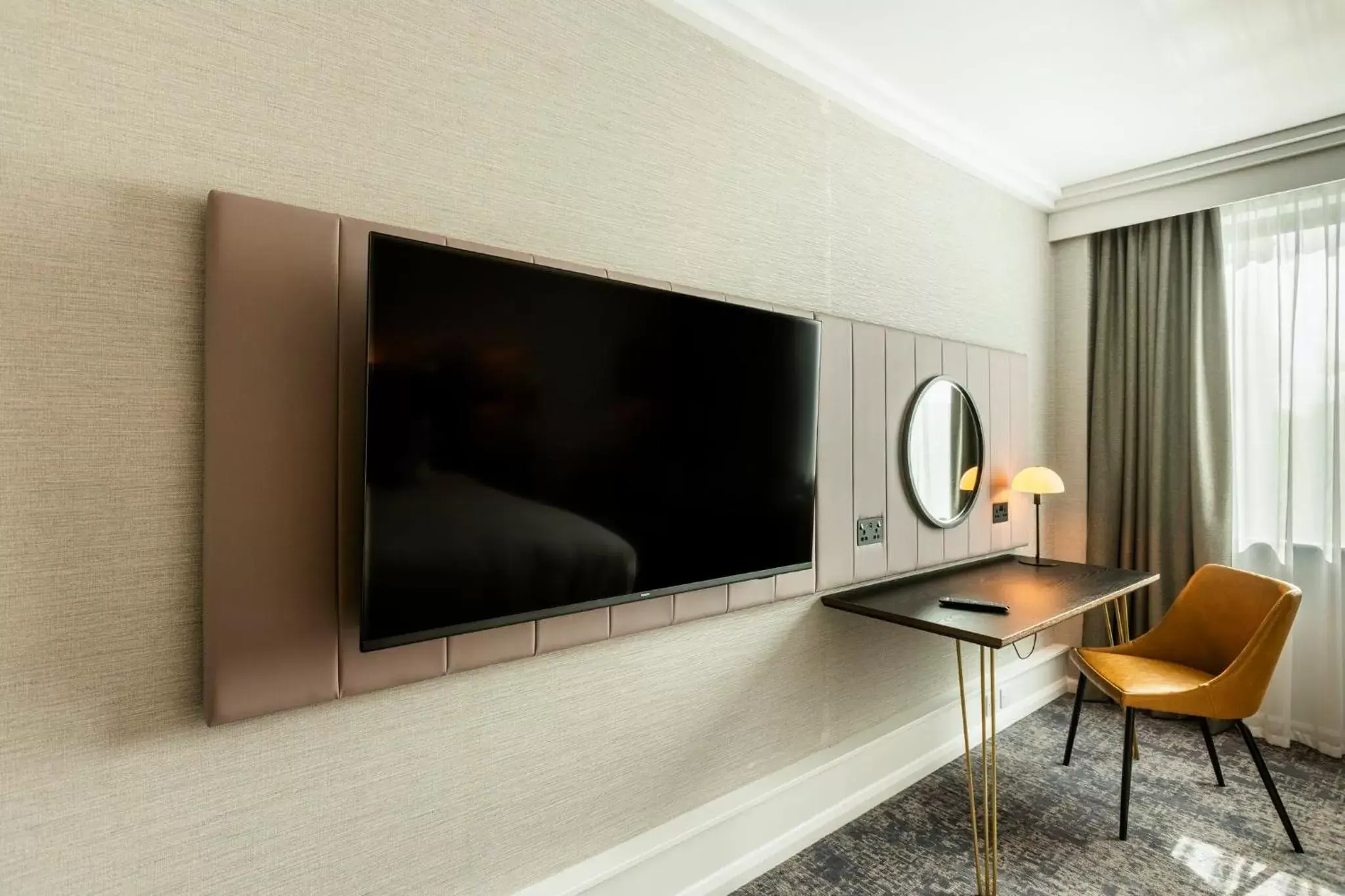 Photo of the whole room, TV/Entertainment Center in Crowne Plaza Manchester Airport