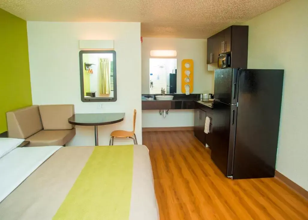 Bedroom, Kitchen/Kitchenette in Motel 6-Palestine, TX