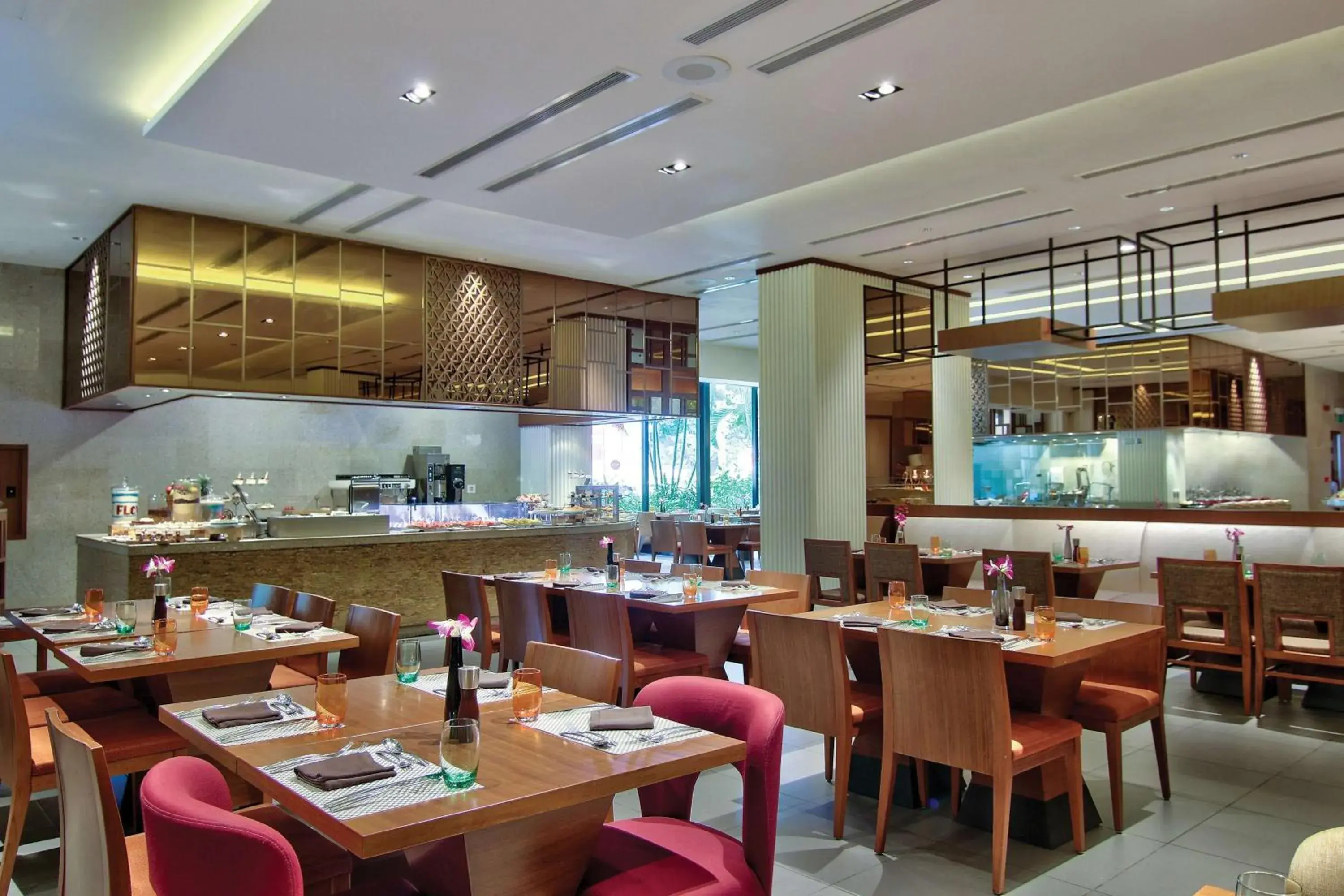 Breakfast, Restaurant/Places to Eat in Hilton Colombo Residence