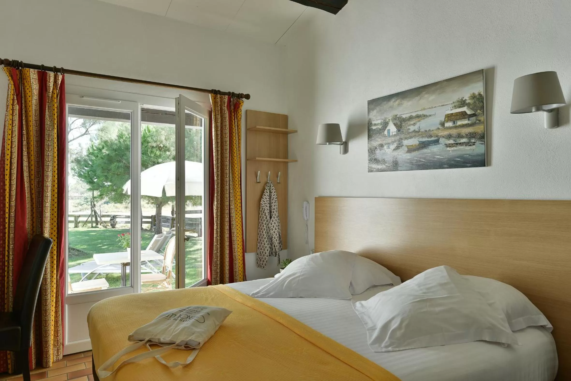 Bed in Mas de la Grenouillère Hôtel et Centre équestre en pleine nature