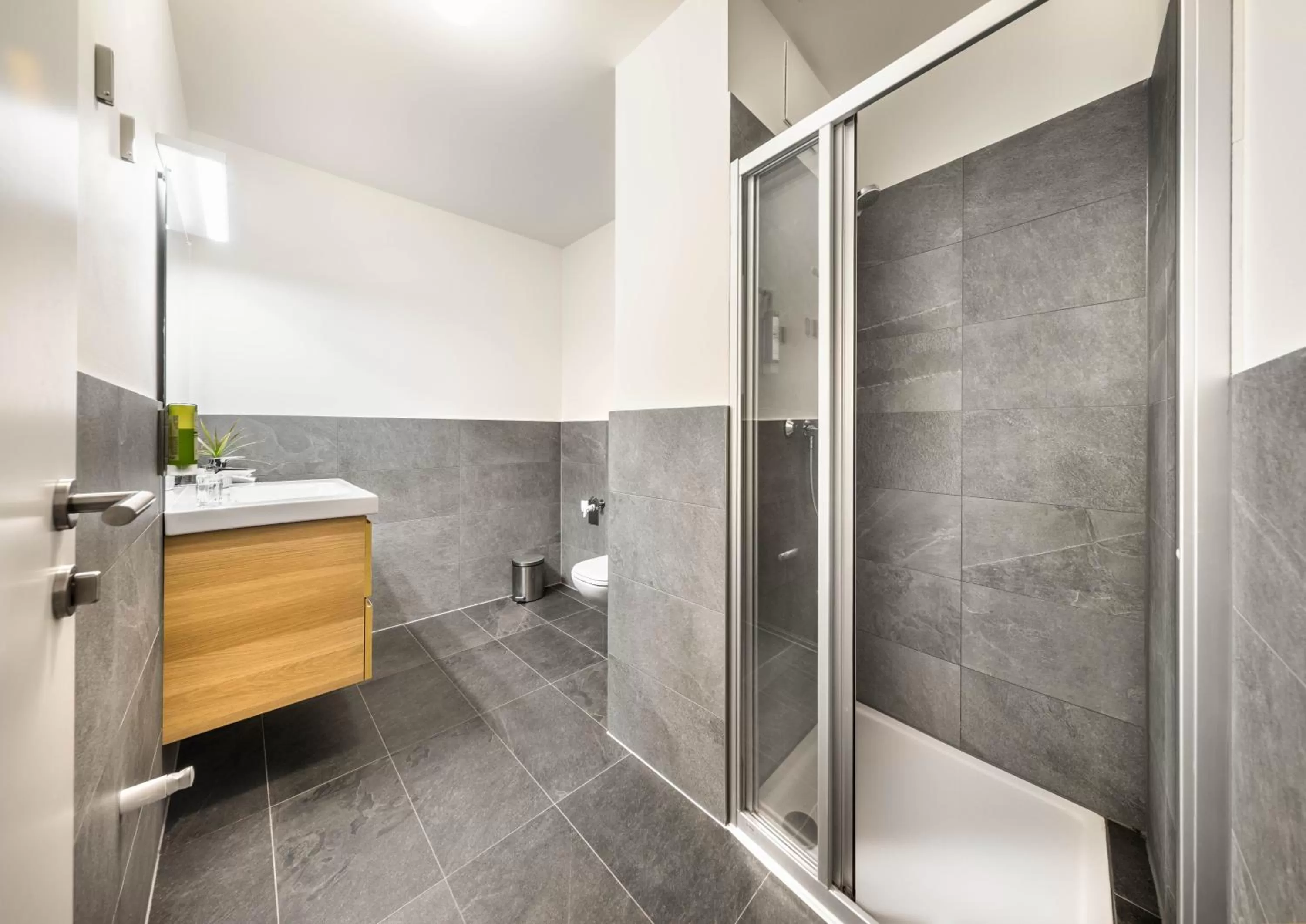 Shower in Jimmy's Apartments Lory