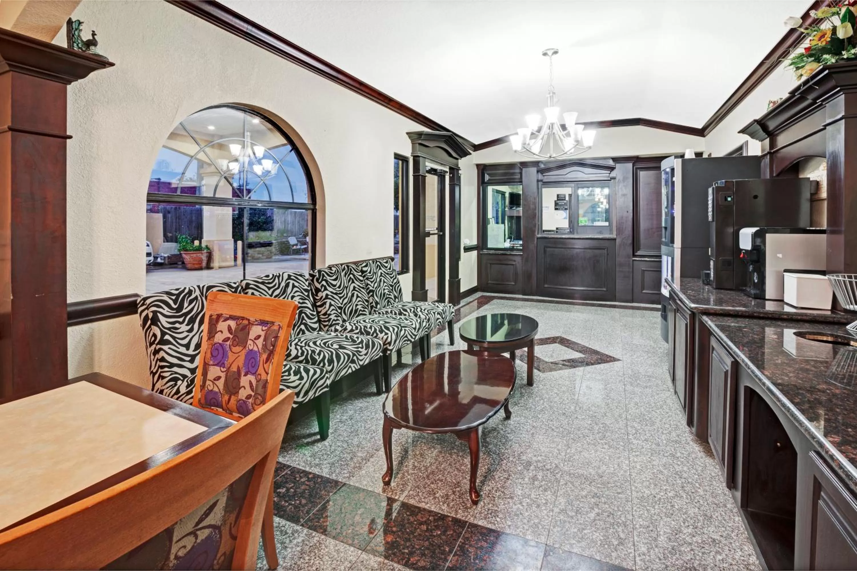 Lobby or reception in Super 8 by Wyndham Houston Hobby Airport South