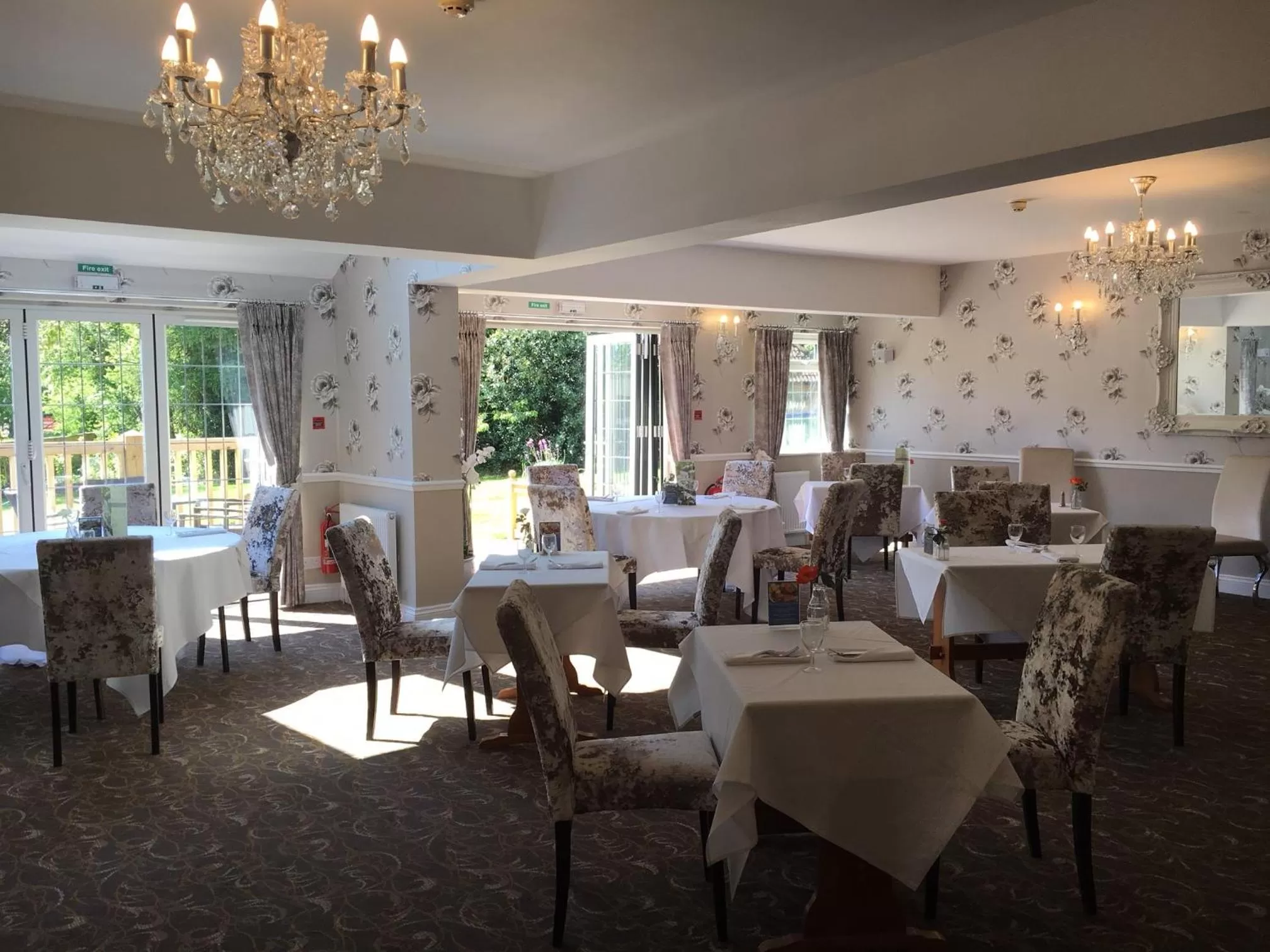 Restaurant/places to eat in Farnham House Hotel