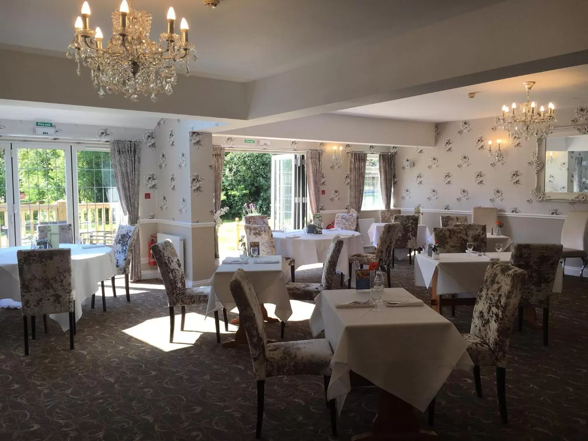 Restaurant/Places to Eat in Farnham House Hotel