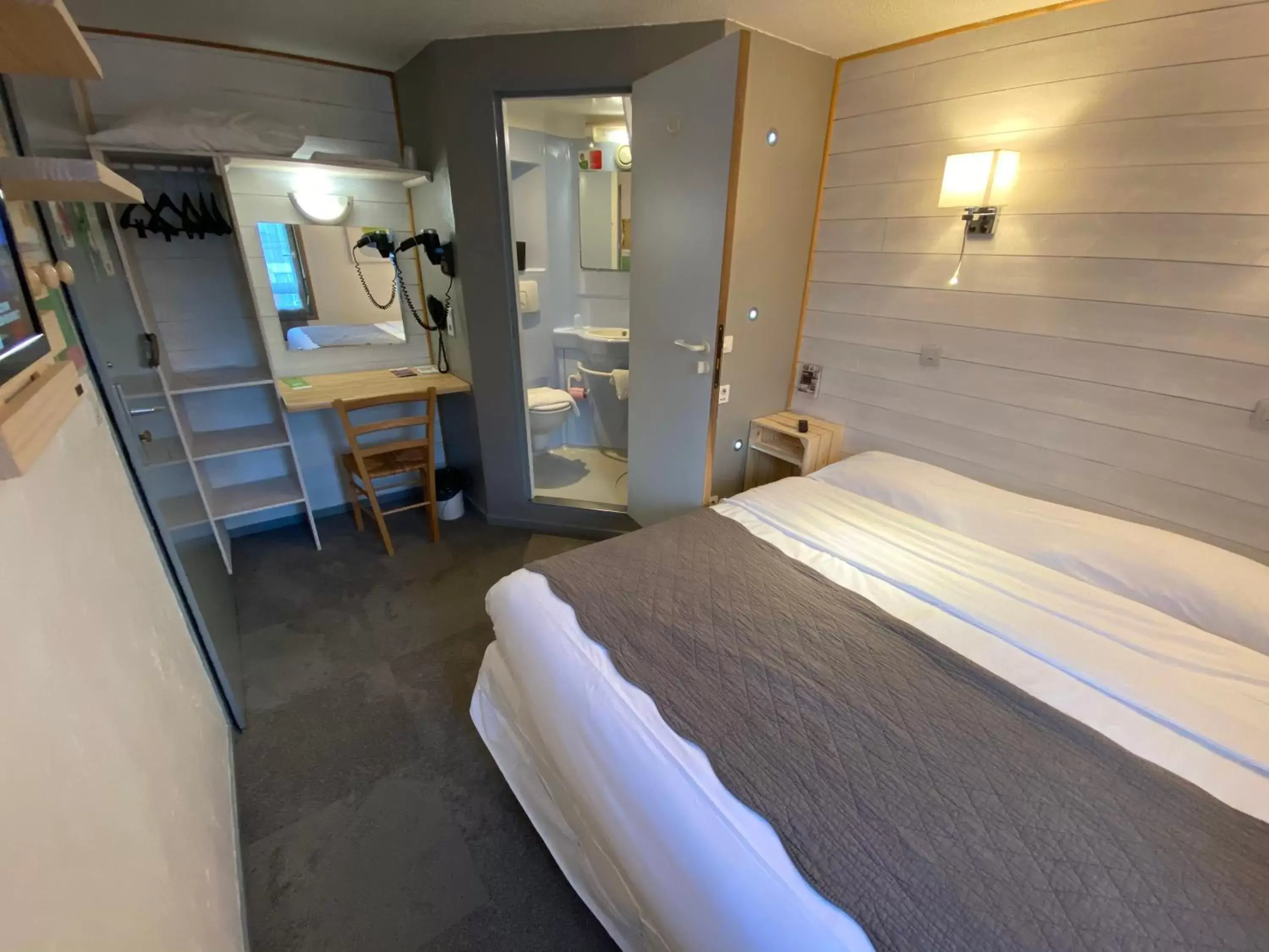 Photo of the whole room, Bed in Fasthotel Chambéry