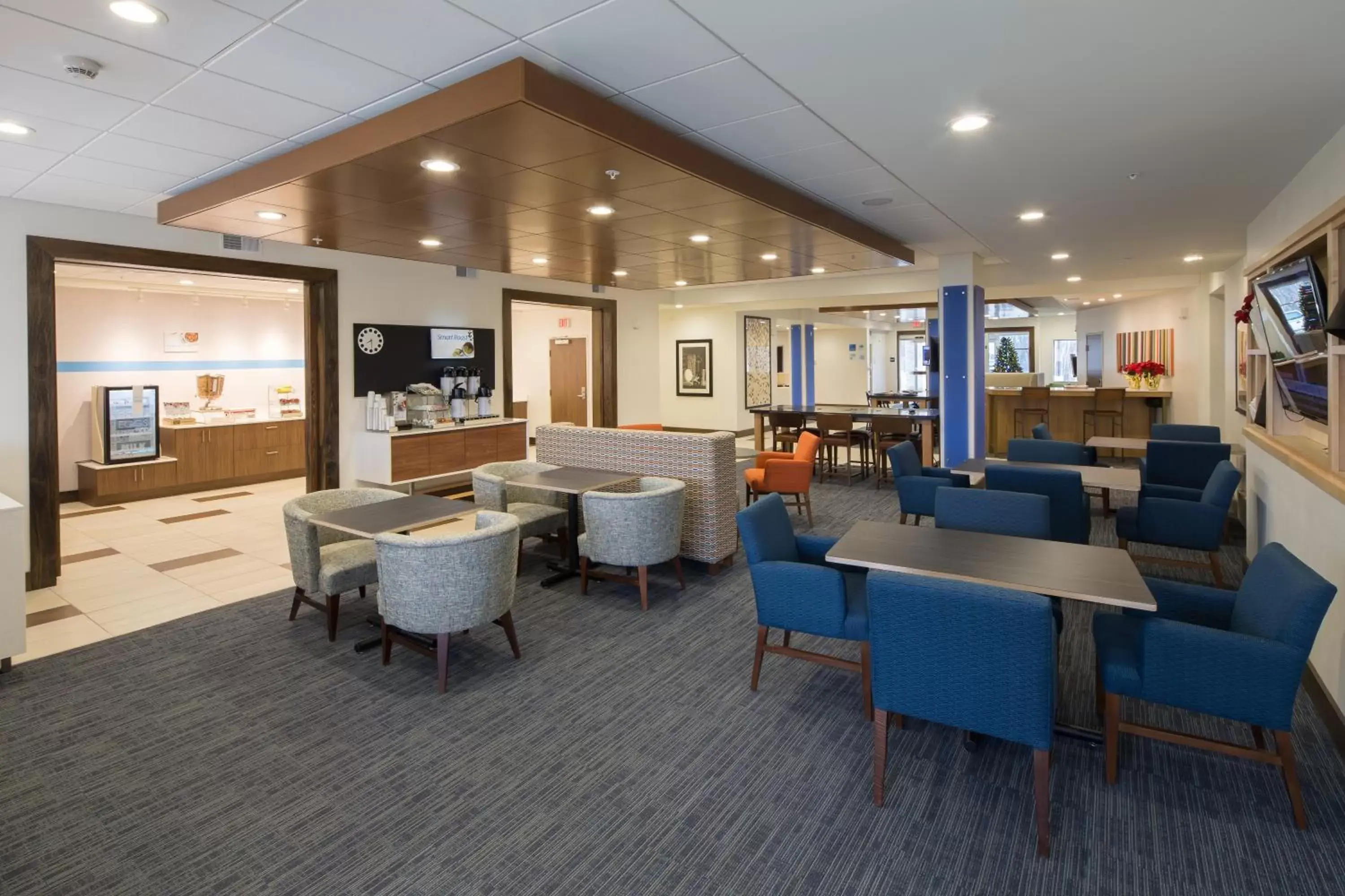 Breakfast, Lounge/Bar in Holiday Inn Express & Suites Alpena - Downtown, an IHG Hotel