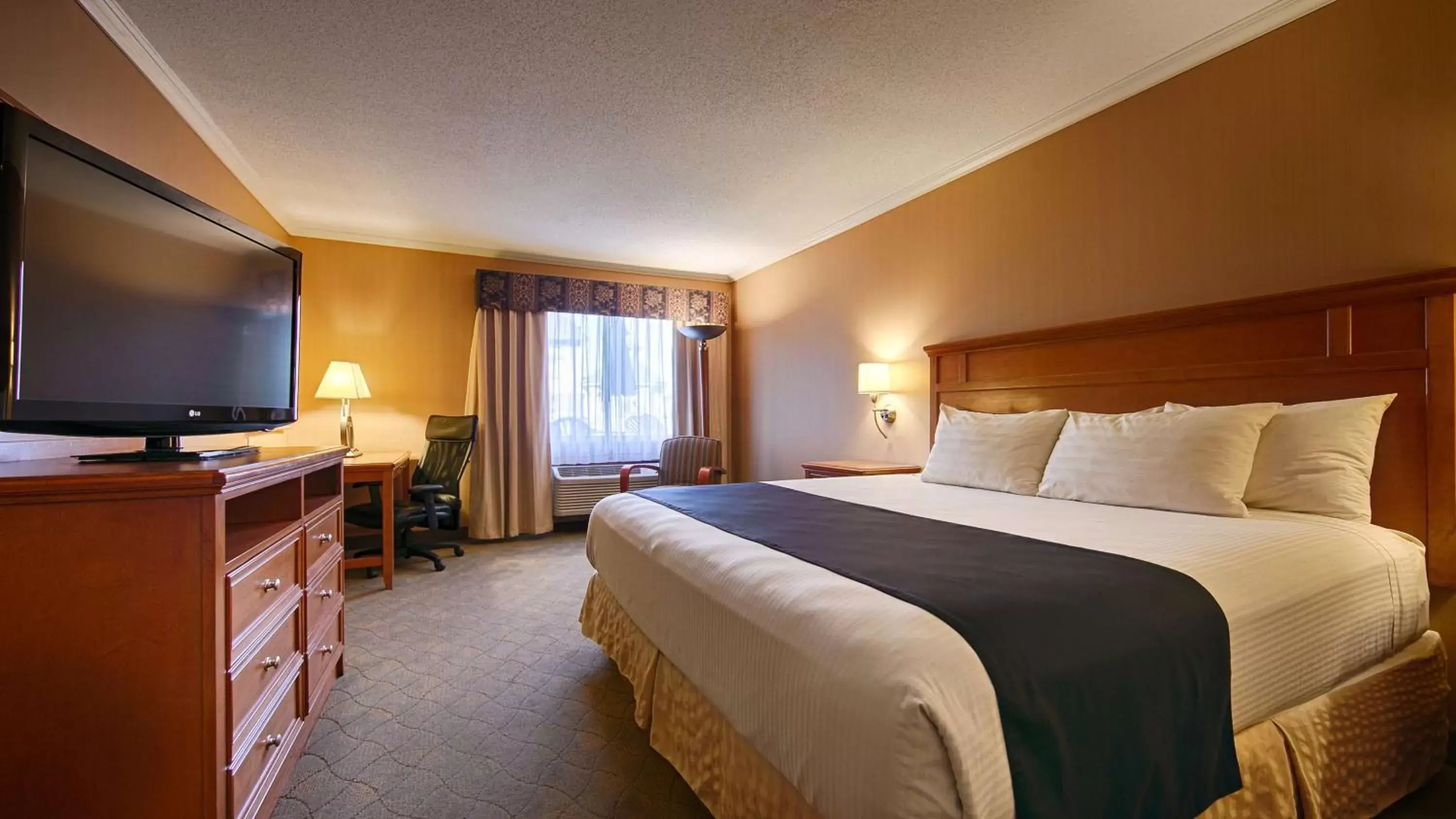 Photo of the whole room, Bed in Best Western Lapeer Inn