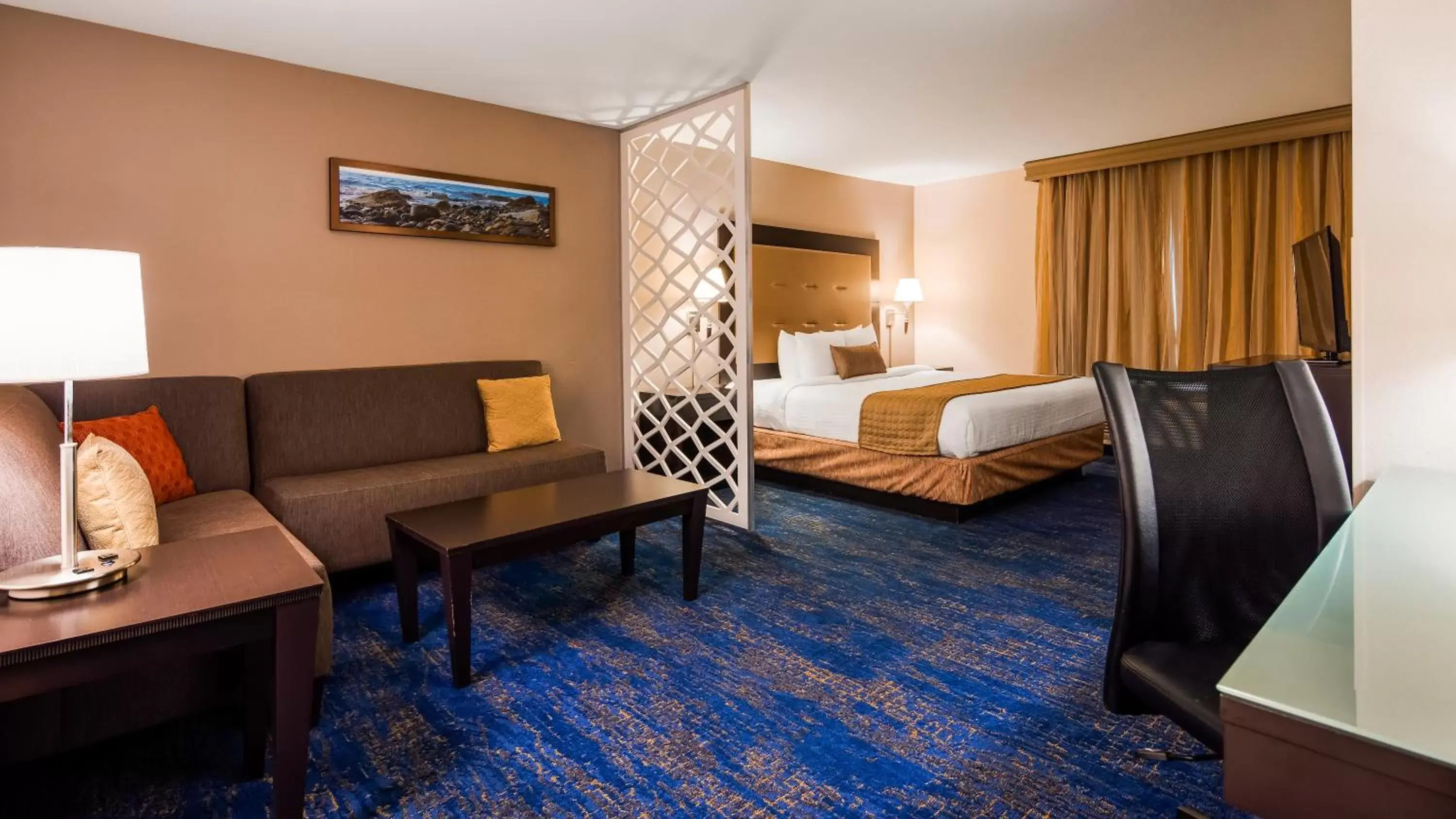 Bedroom in Best Western Plus Portland Airport Hotel & Suites