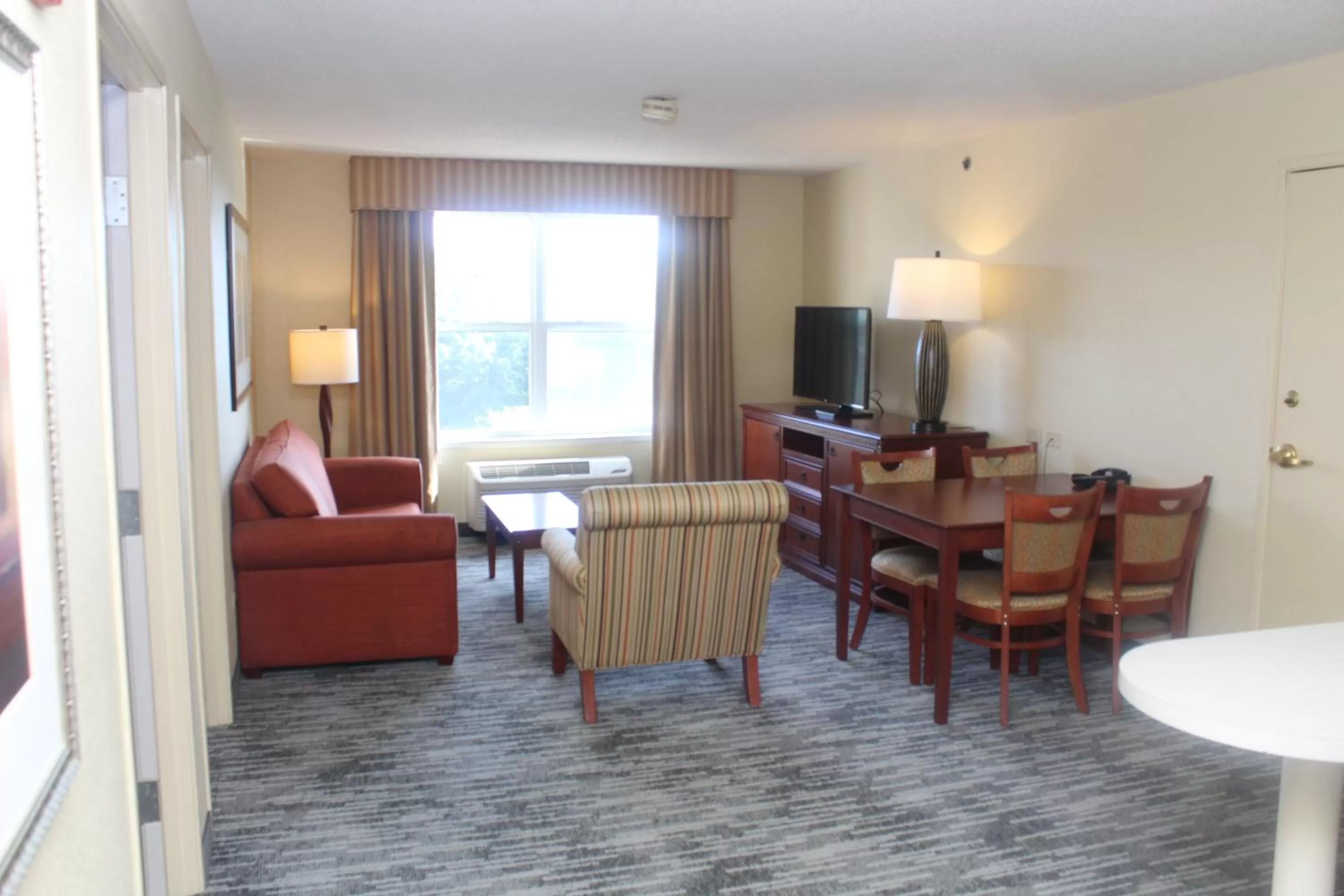 Living room in Country Inn & Suites by Radisson, Crystal Lake, IL
