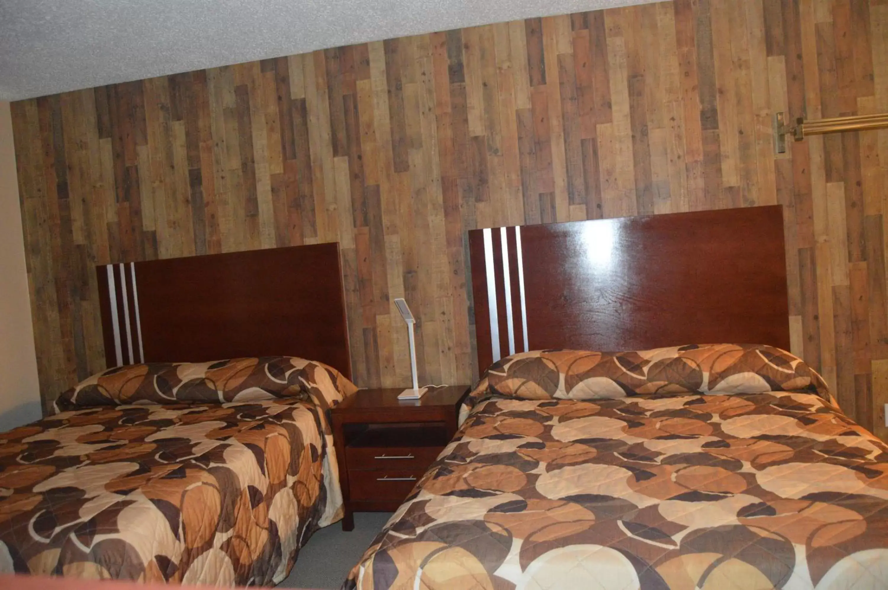 Bed in Wheel Inn Motel