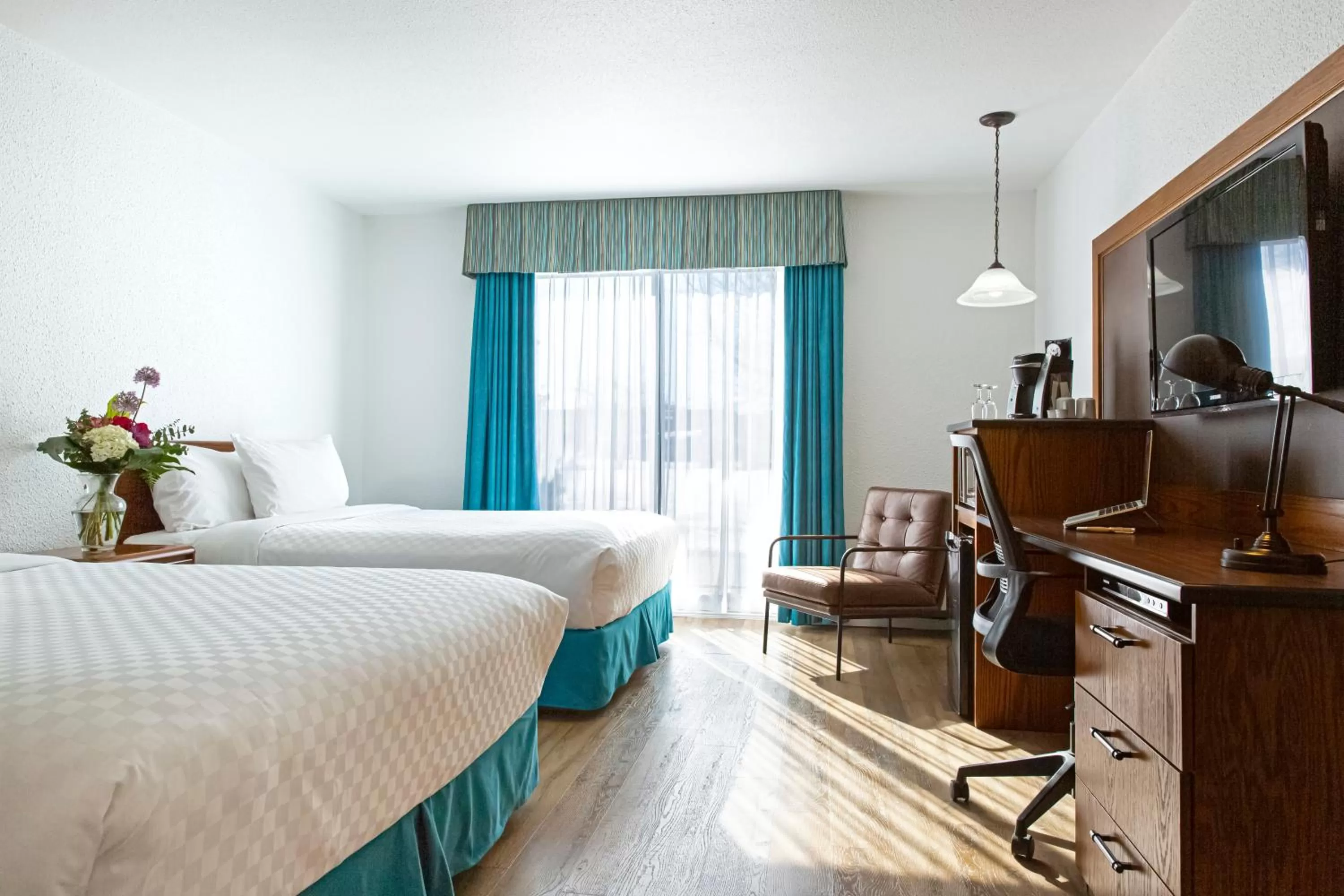 Standard Queen Room with Two Queen Beds in Hotel L'Oiseliere Montmagny