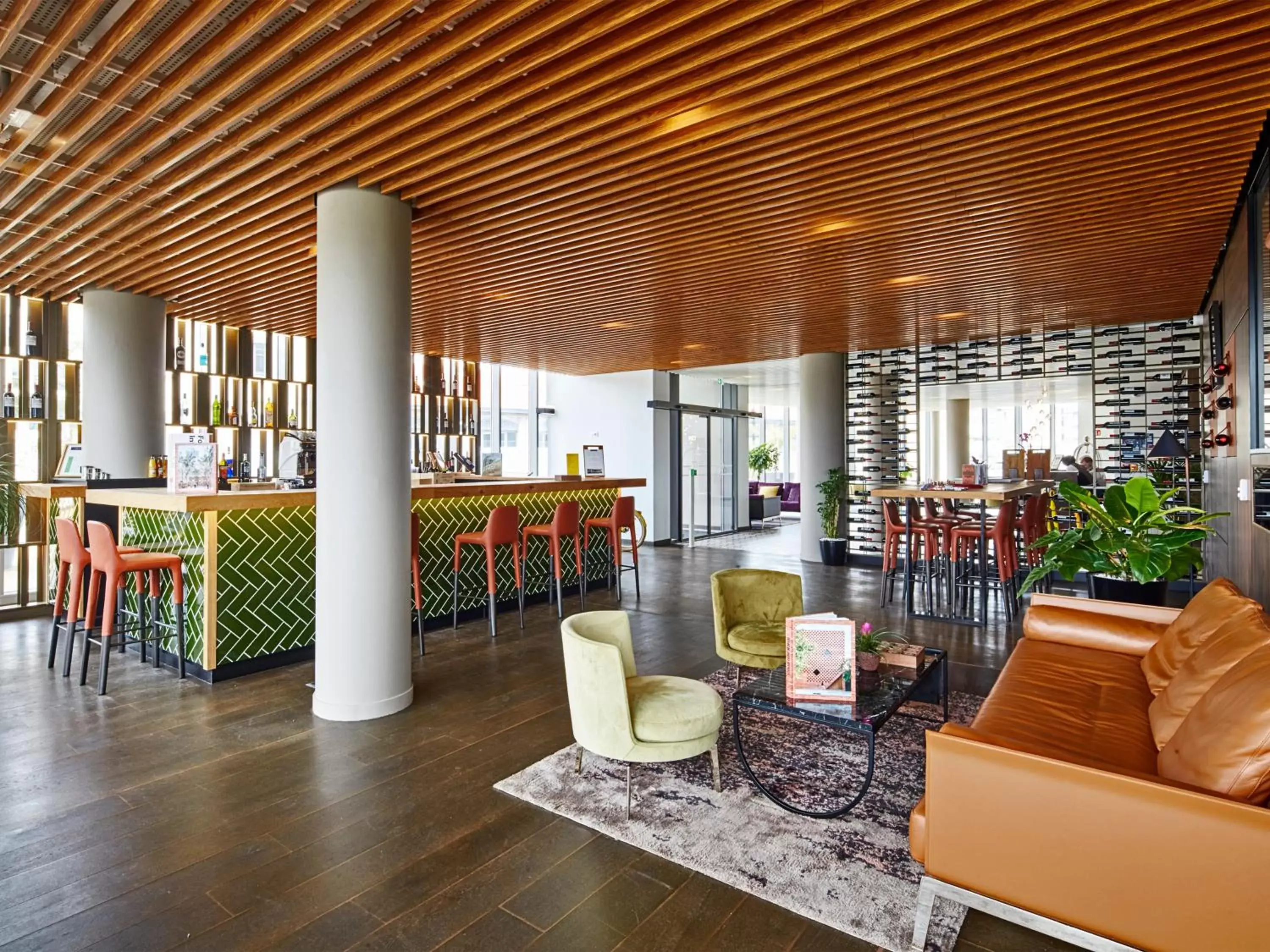 Lounge or bar in Golden Tulip Bordeaux Euratlantique