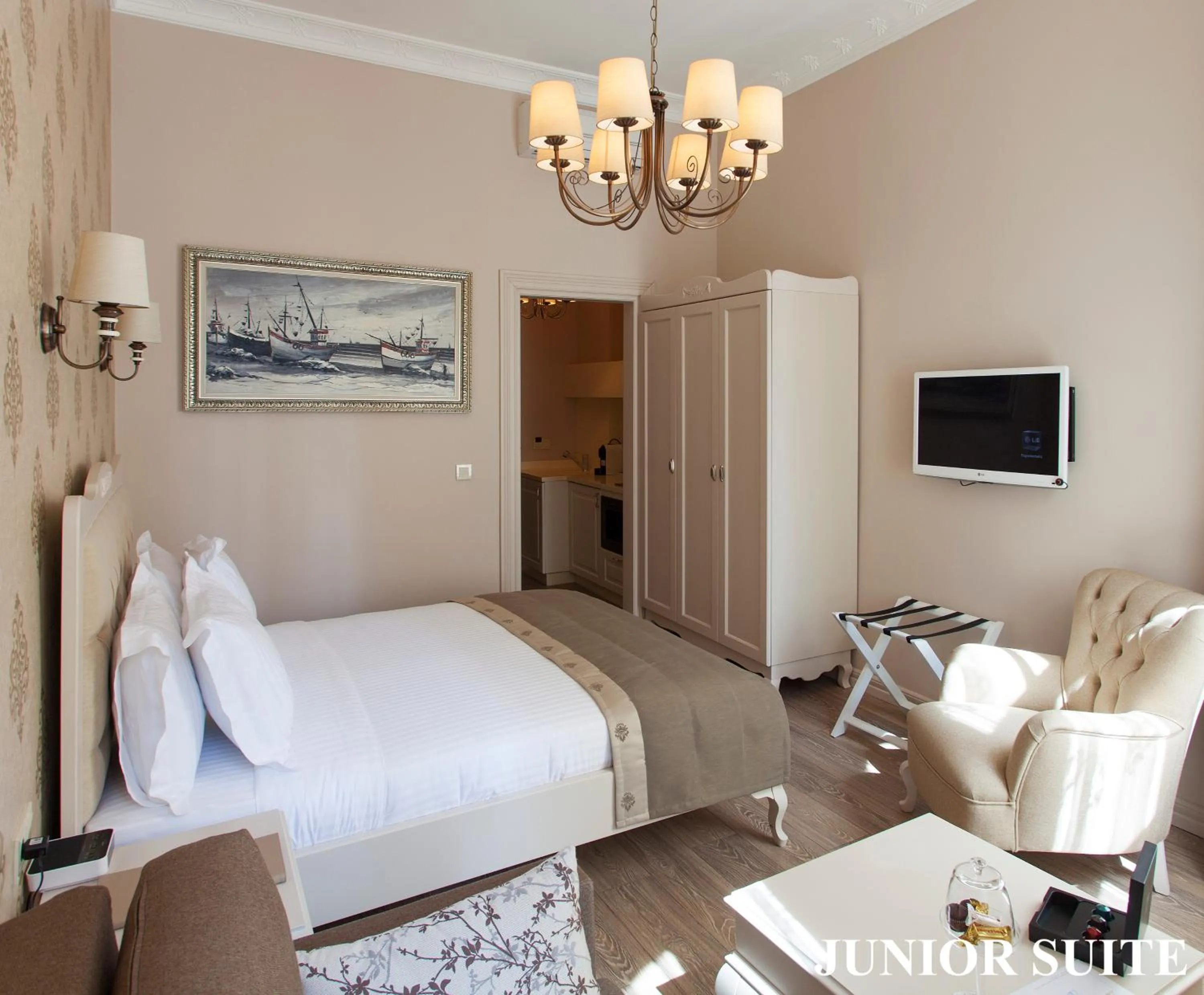 Communal lounge/ TV room, Bed in Louis Appartements Galata