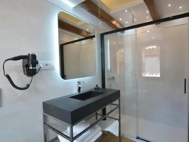 Shower, Bathroom in Hospedium Hotel Posada de la Silleria