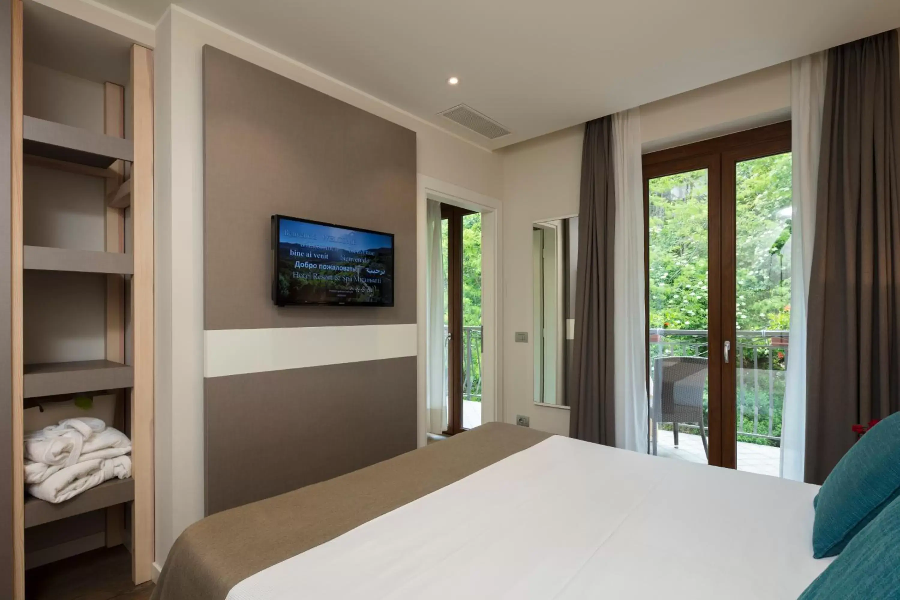 Communal lounge/ TV room, Bed in Hotel Resort & Spa Miramonti