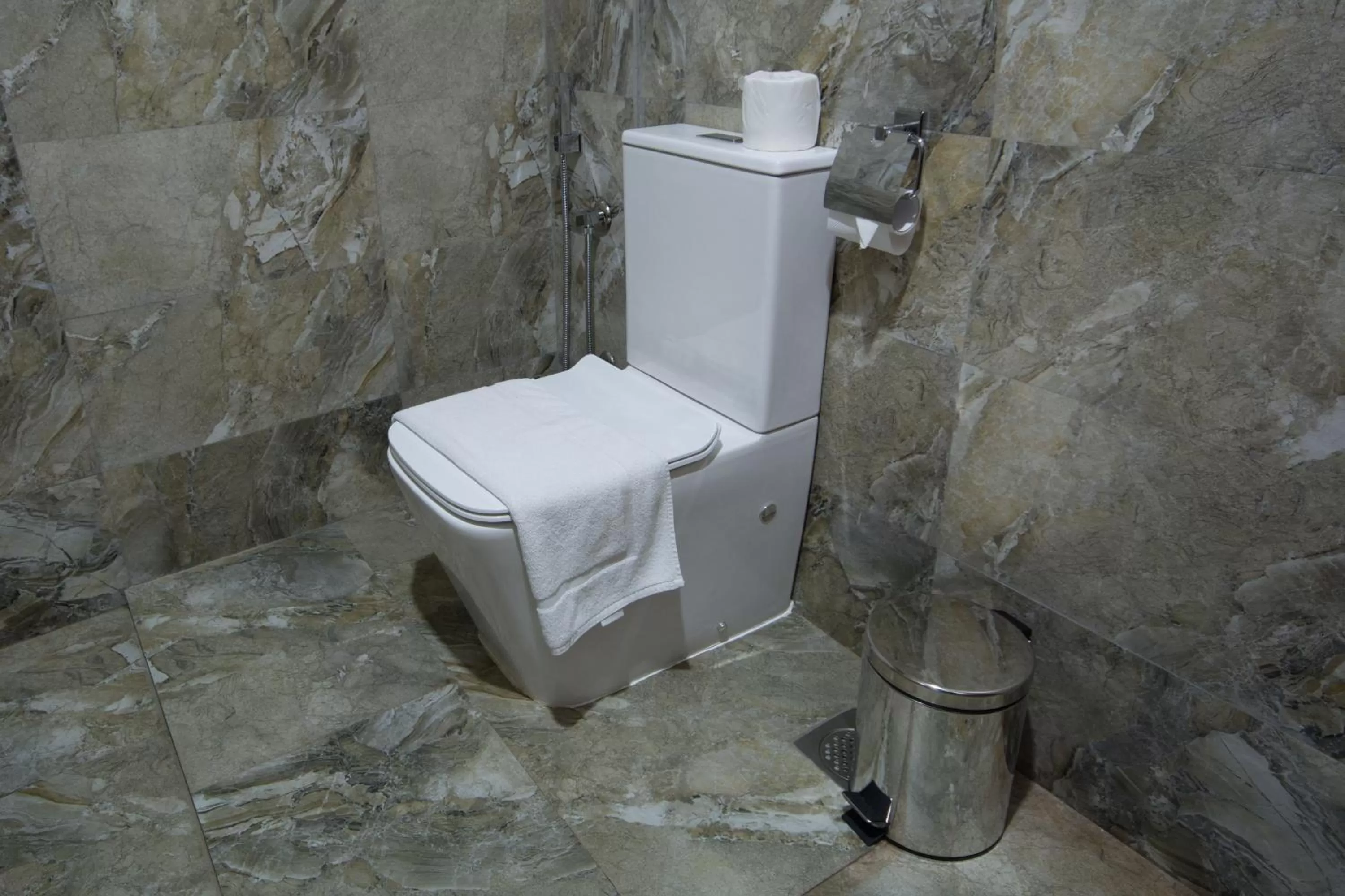 Toilet in Ceyloni City Hotel