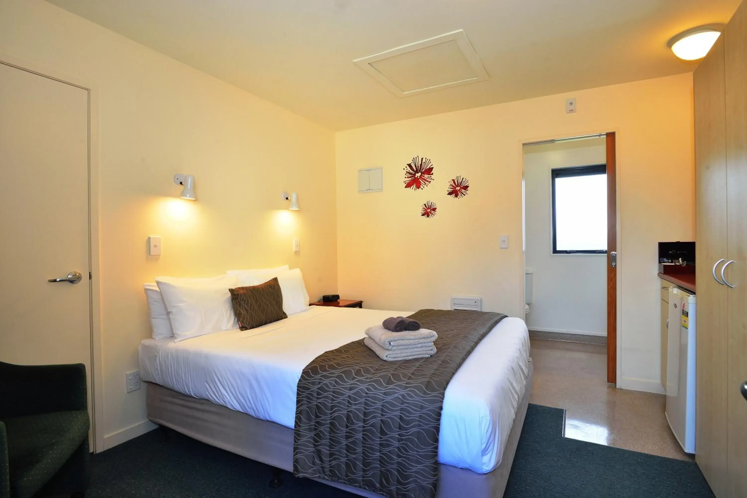 Compact Queen Studio in Bella Vista Gisborne