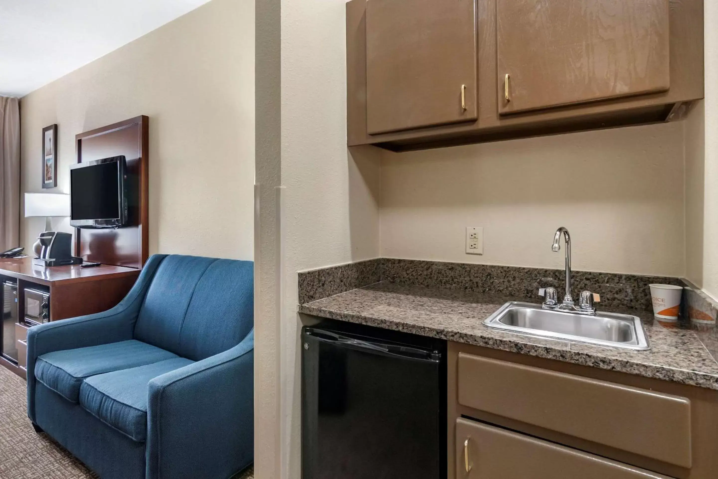 Photo of the whole room, Kitchen/Kitchenette in Comfort Inn & Suites Junction City - near Fort Riley