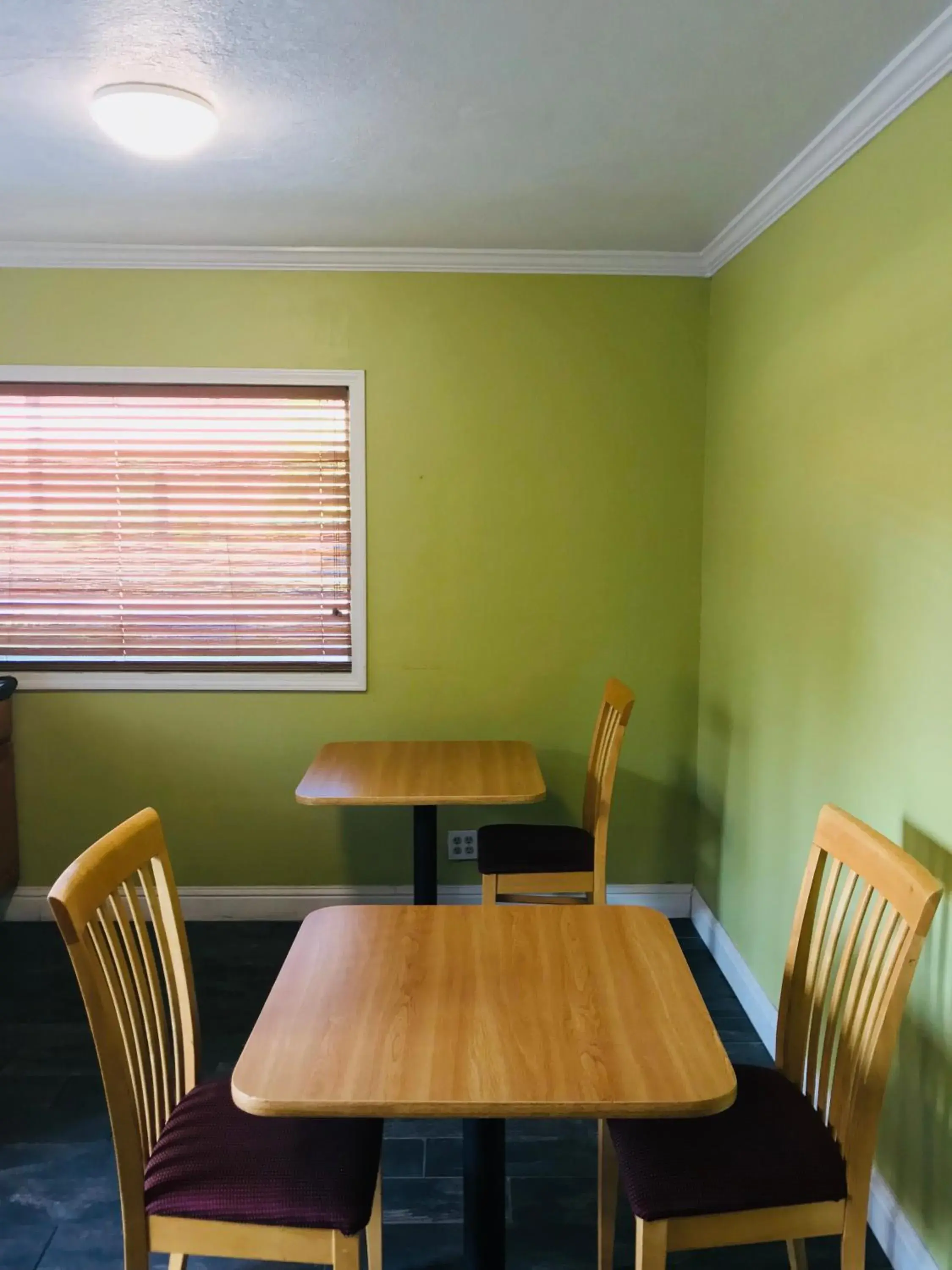 Lobby or reception, Dining Area in Americas Best Value Inn Visalia