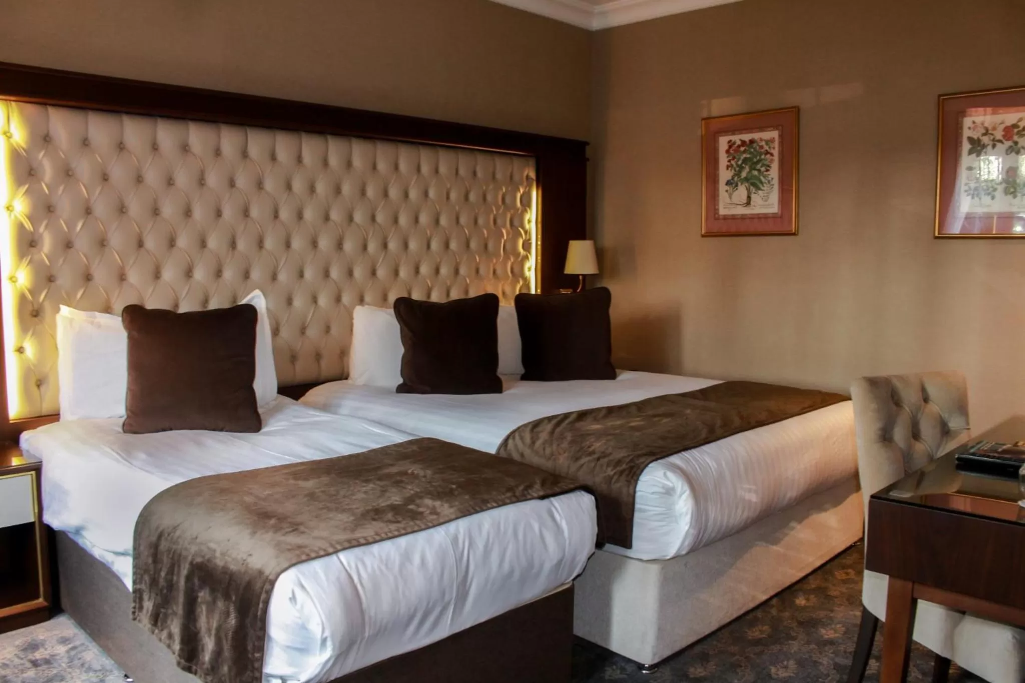 Bedroom, Bed in Warren House Hotel