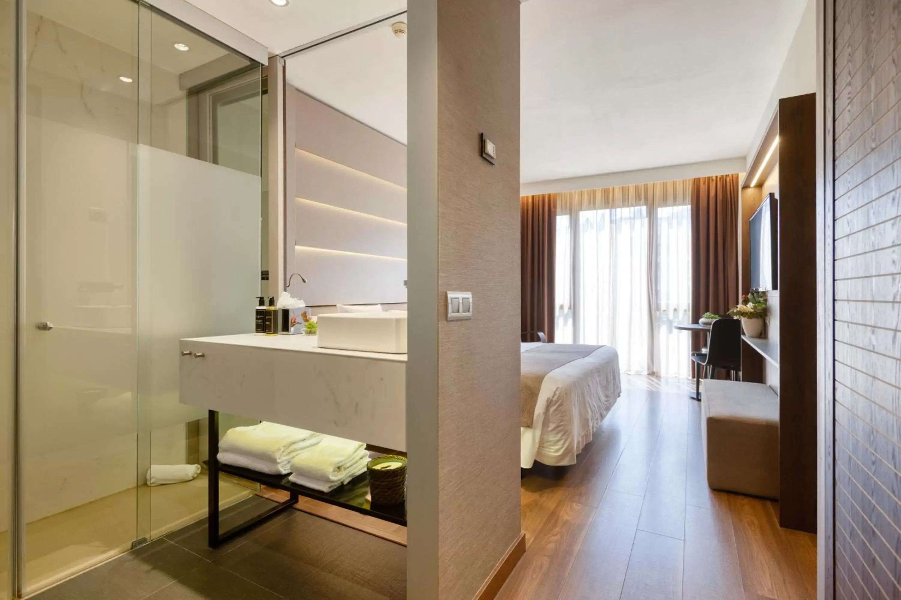 Photo of the whole room, Bathroom in Hotel America Barcelona