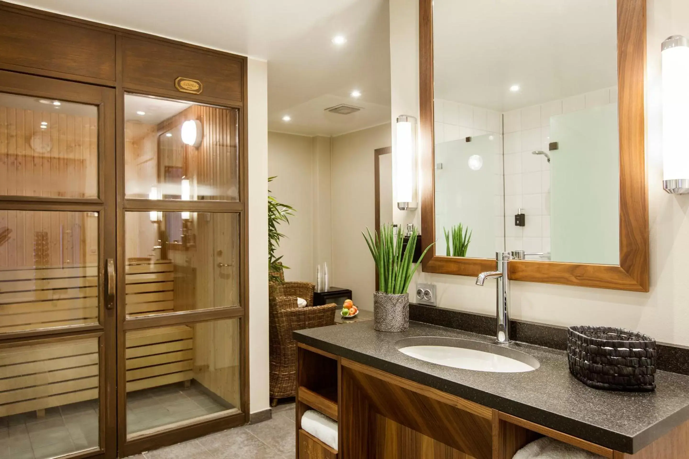 Spa and wellness centre/facilities, Bathroom in Elite Hotel Savoy