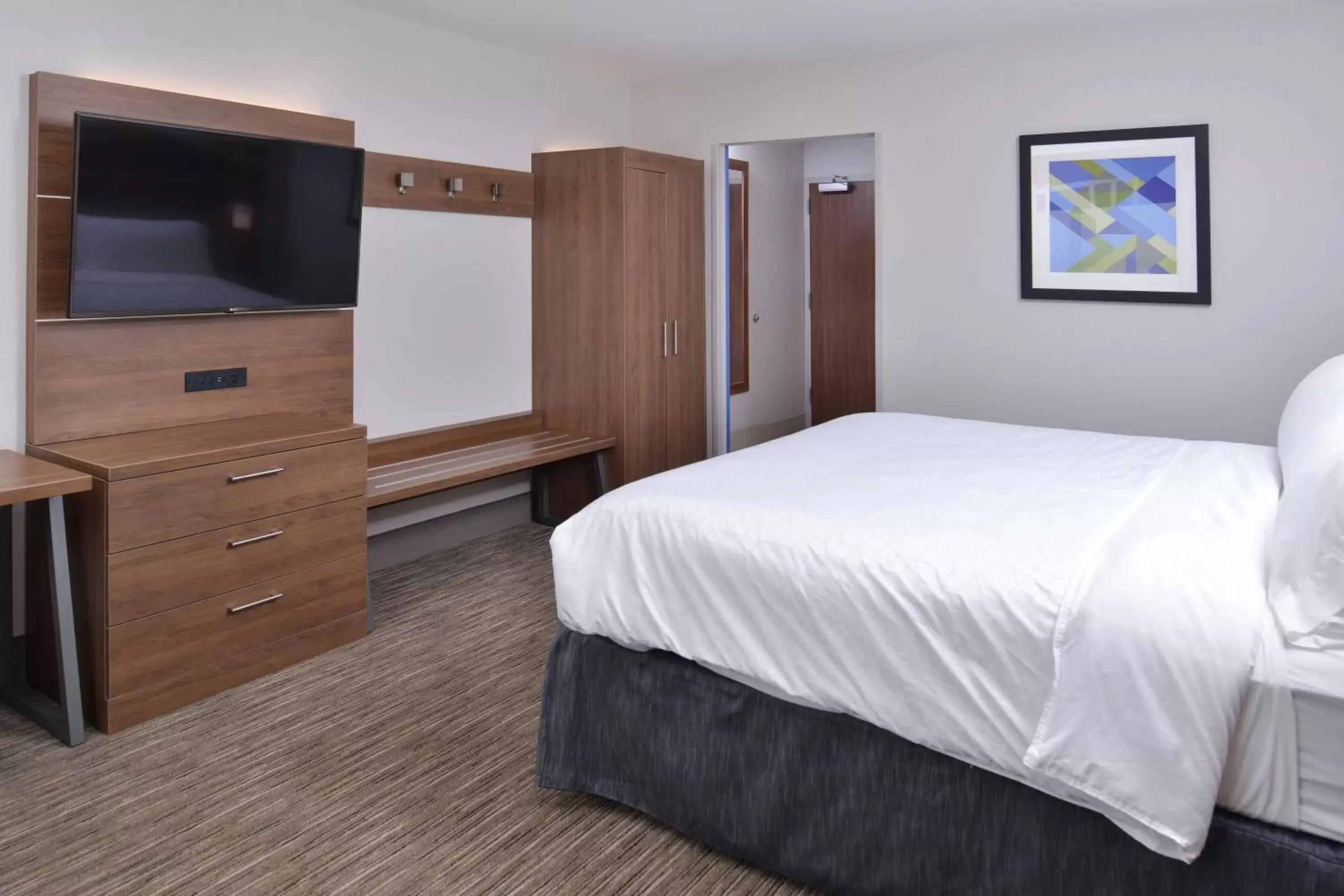 Bed in Holiday Inn Express & Suites - Marshalltown, an IHG Hotel