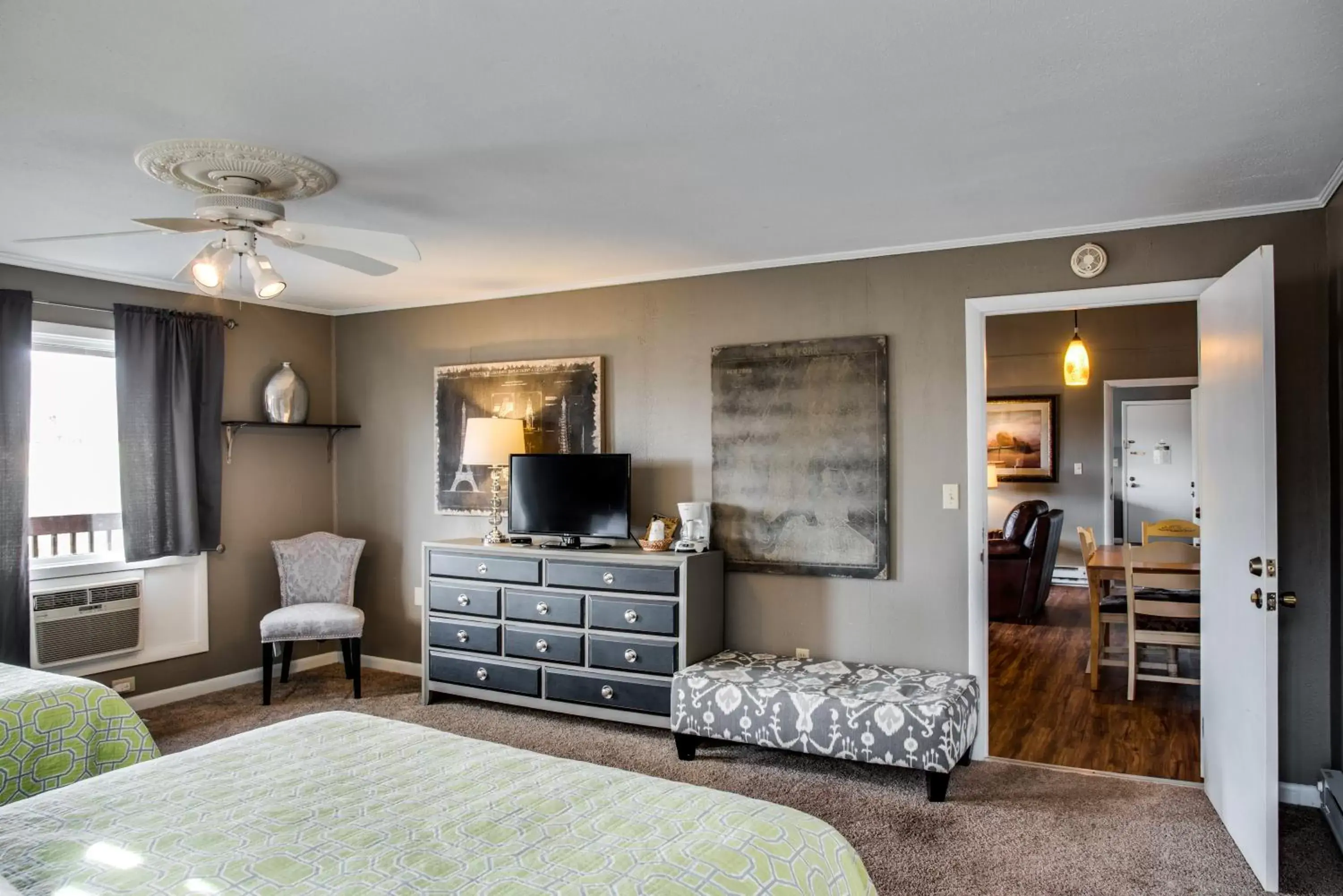 Bedroom, TV/Entertainment Center in Cliff Dwellers Inn