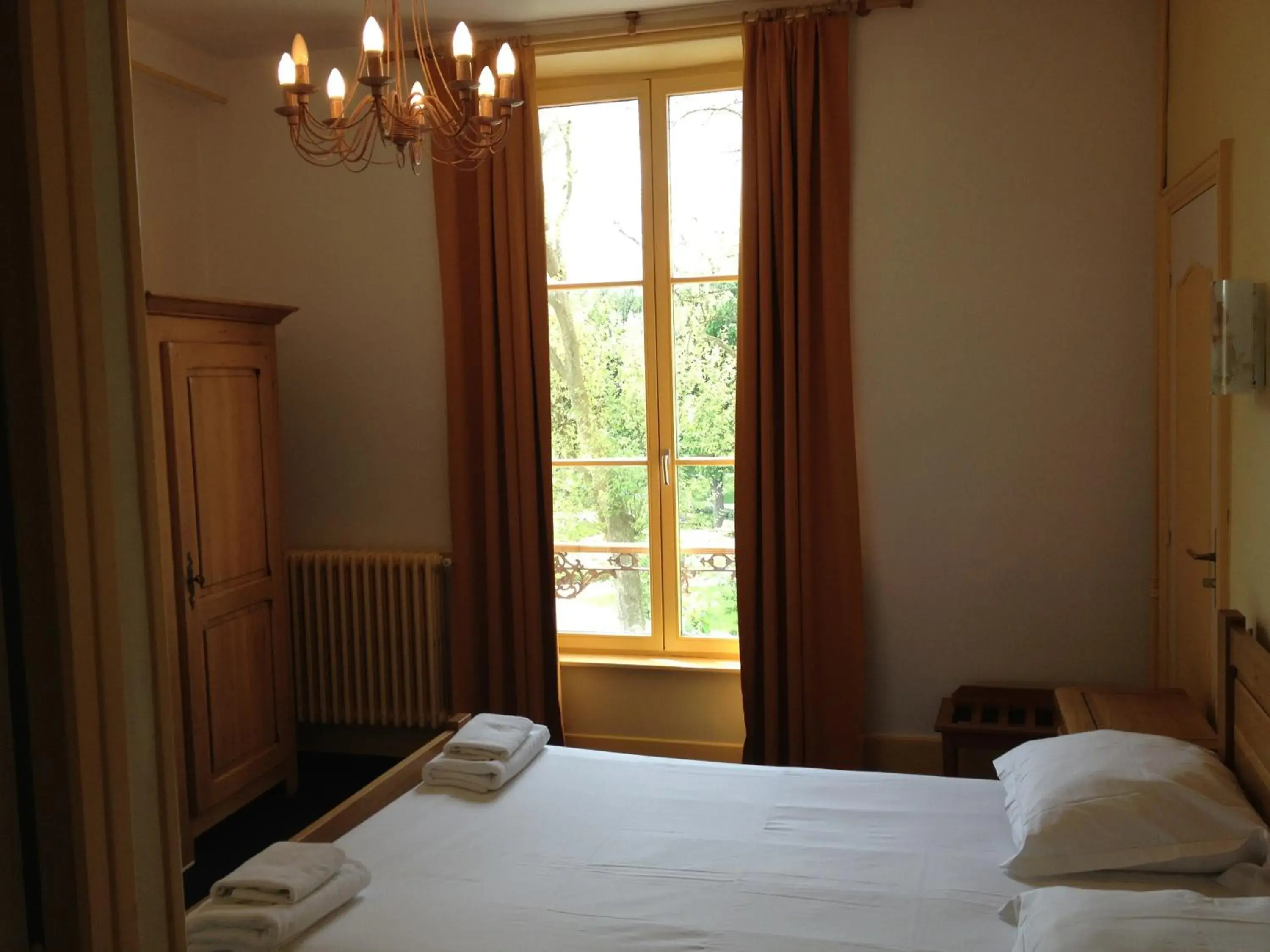 Bedroom, Bed in Hotel Couleurs Sud