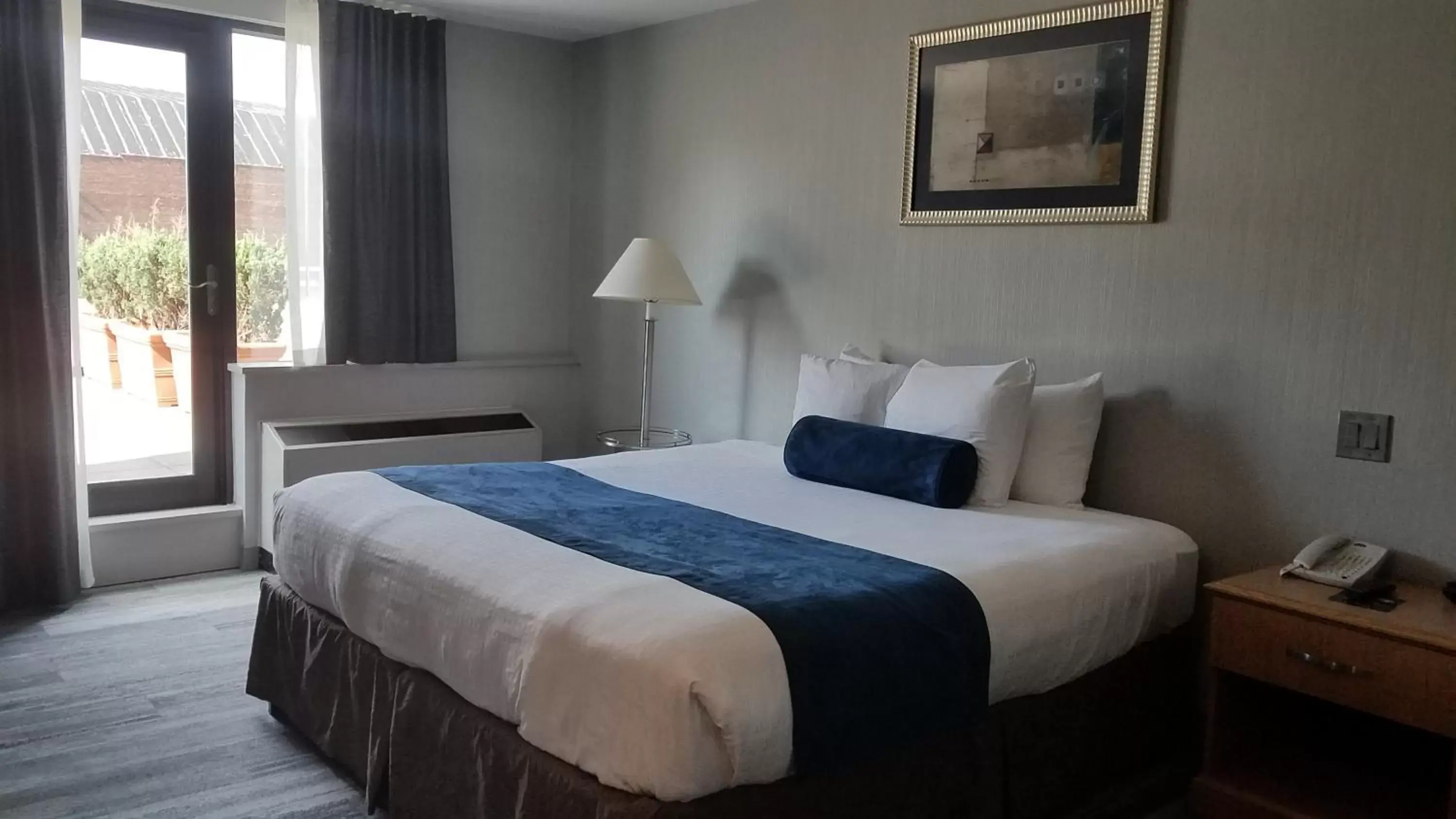 Bed in Marco LaGuardia Hotel & Suites