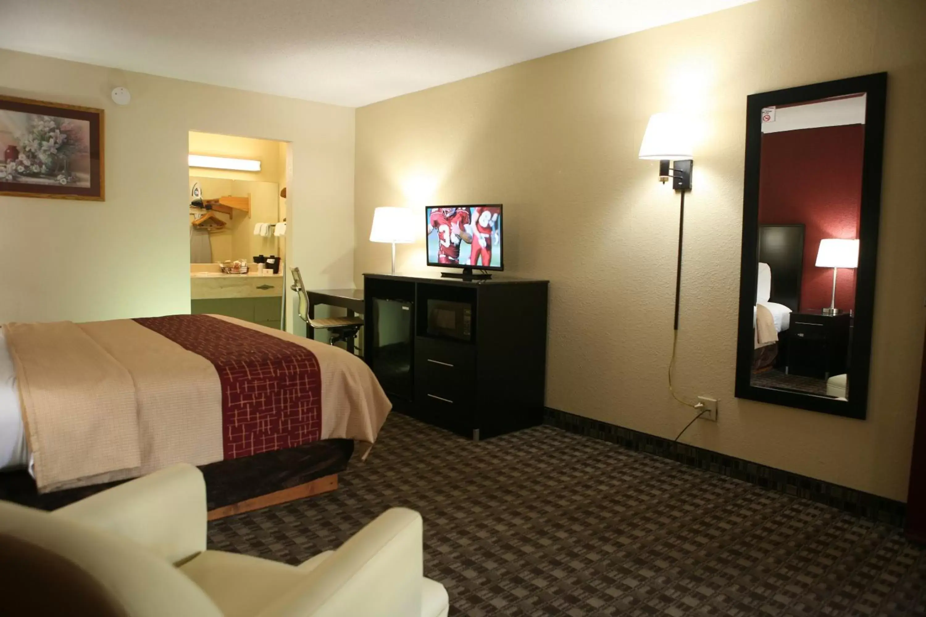 Bathroom, Bed in Red Roof Inn & Suites Cave City