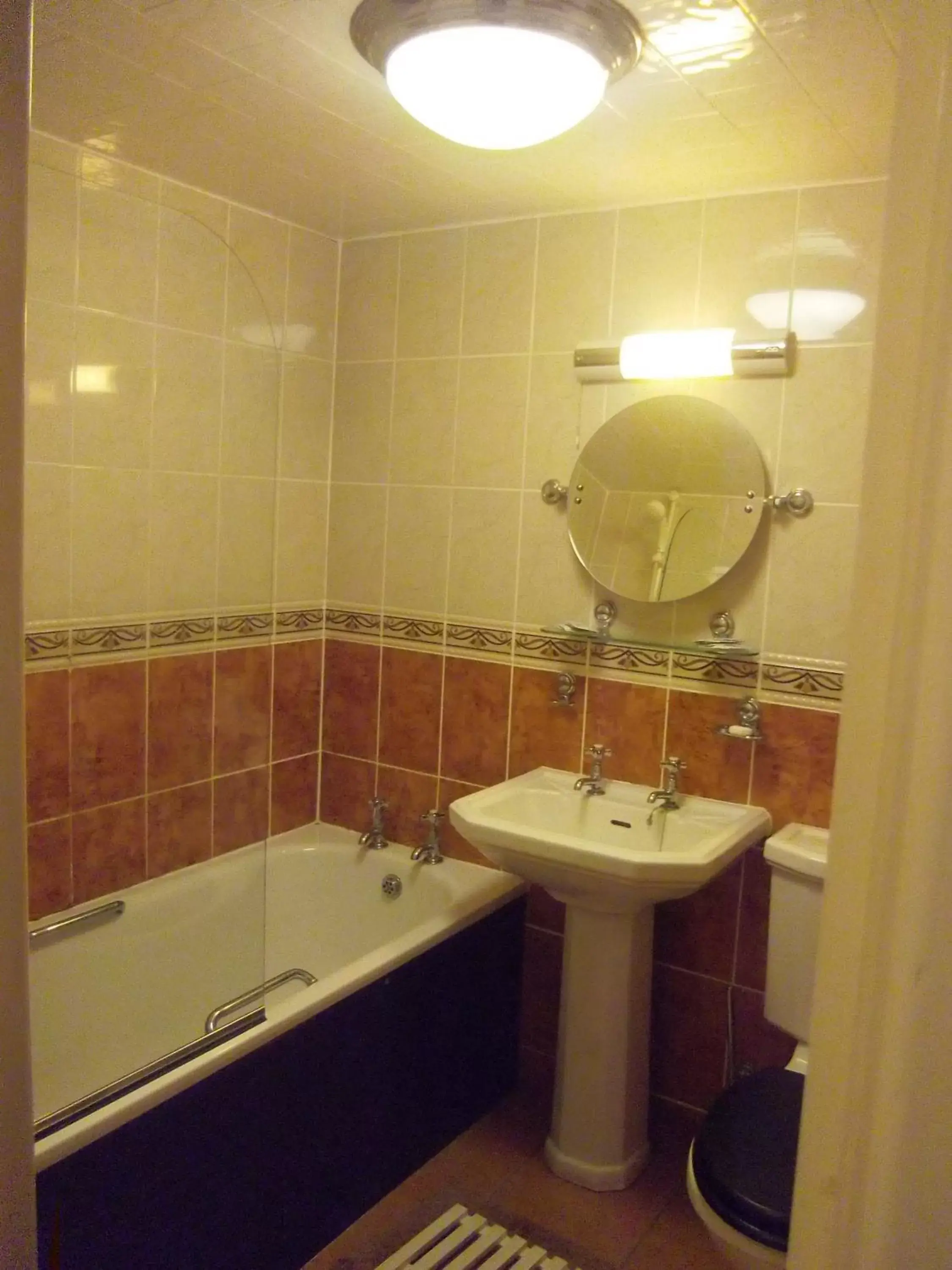 Toilet, Bathroom in Hotel de Ville