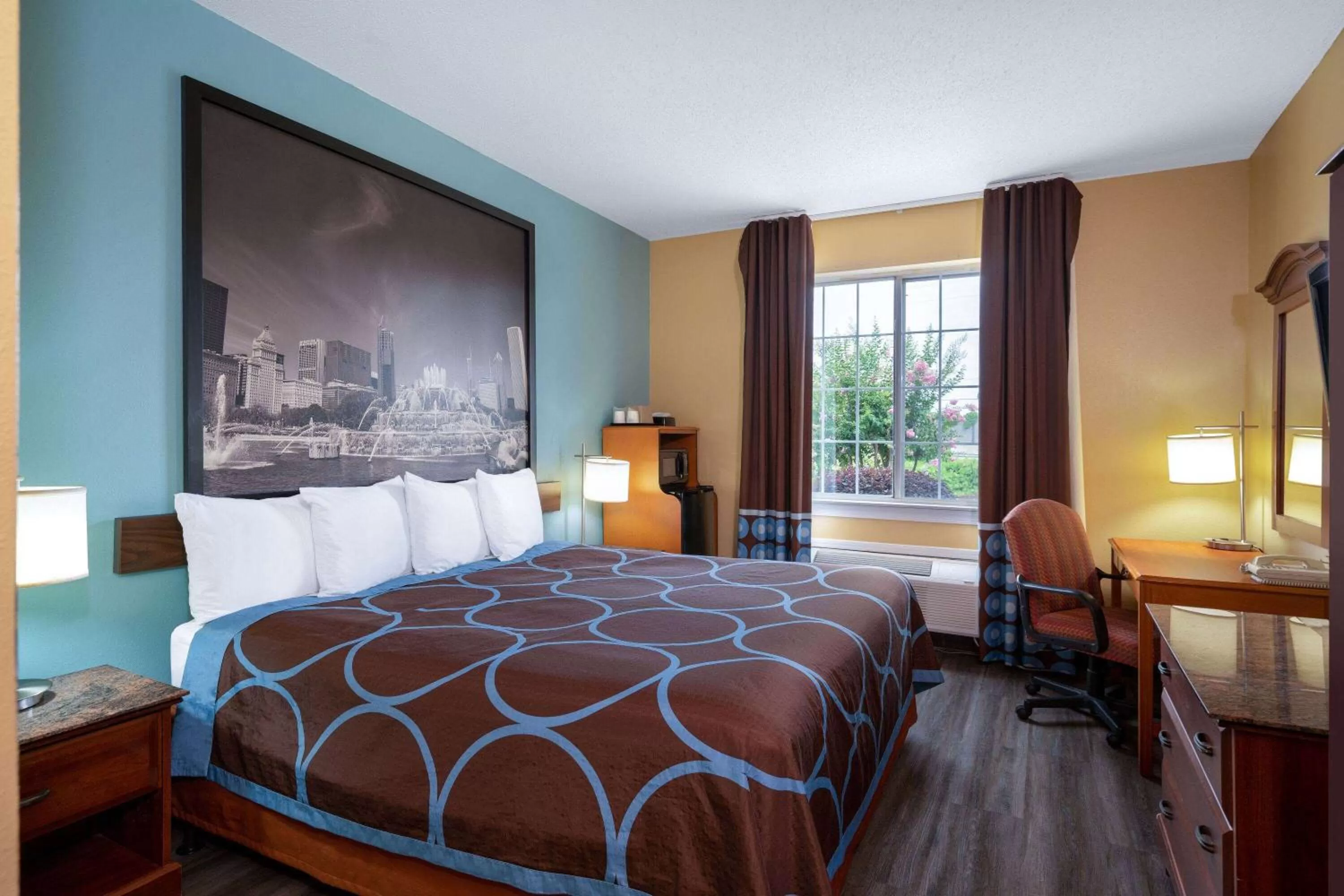 Photo of the whole room, Bed in Super 8 by Wyndham Salisbury