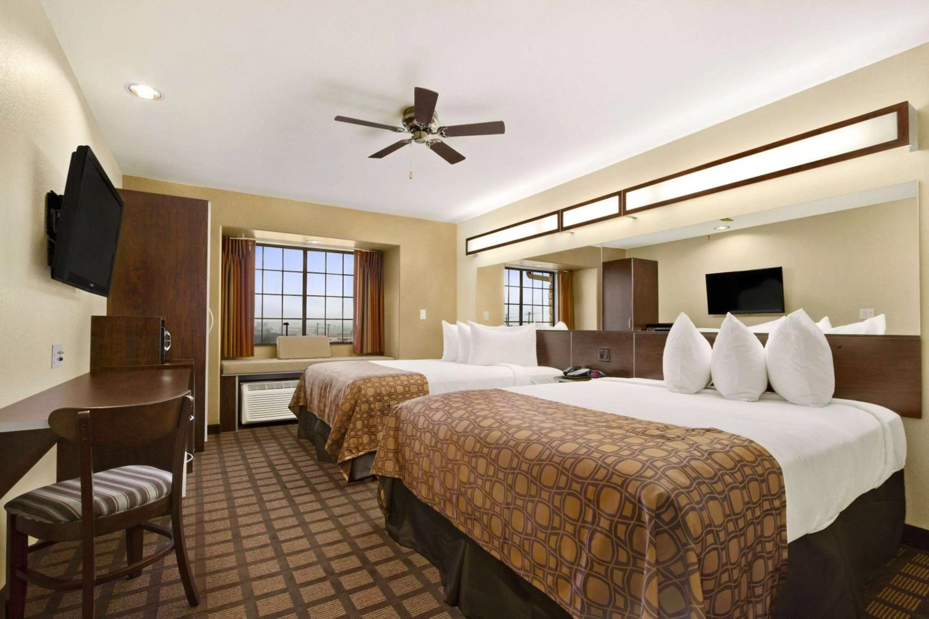 Photo of the whole room, Bed in Microtel Inn & Suites by Wyndham Round Rock