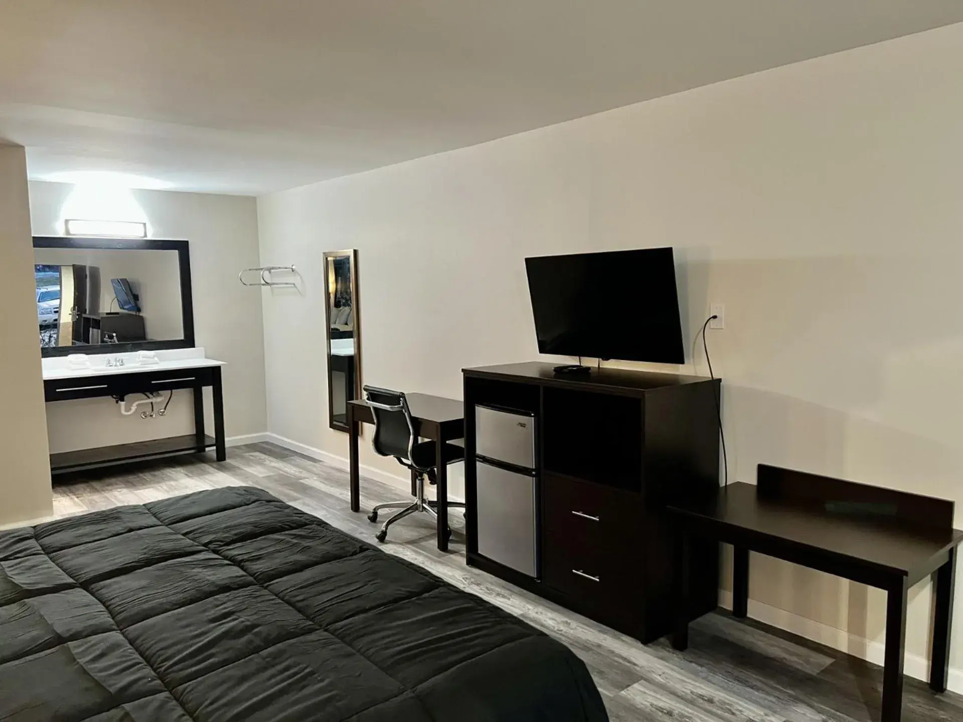 Bedroom, TV/Entertainment Center in Super 8 by Wyndham College Park/Atlanta Airport West