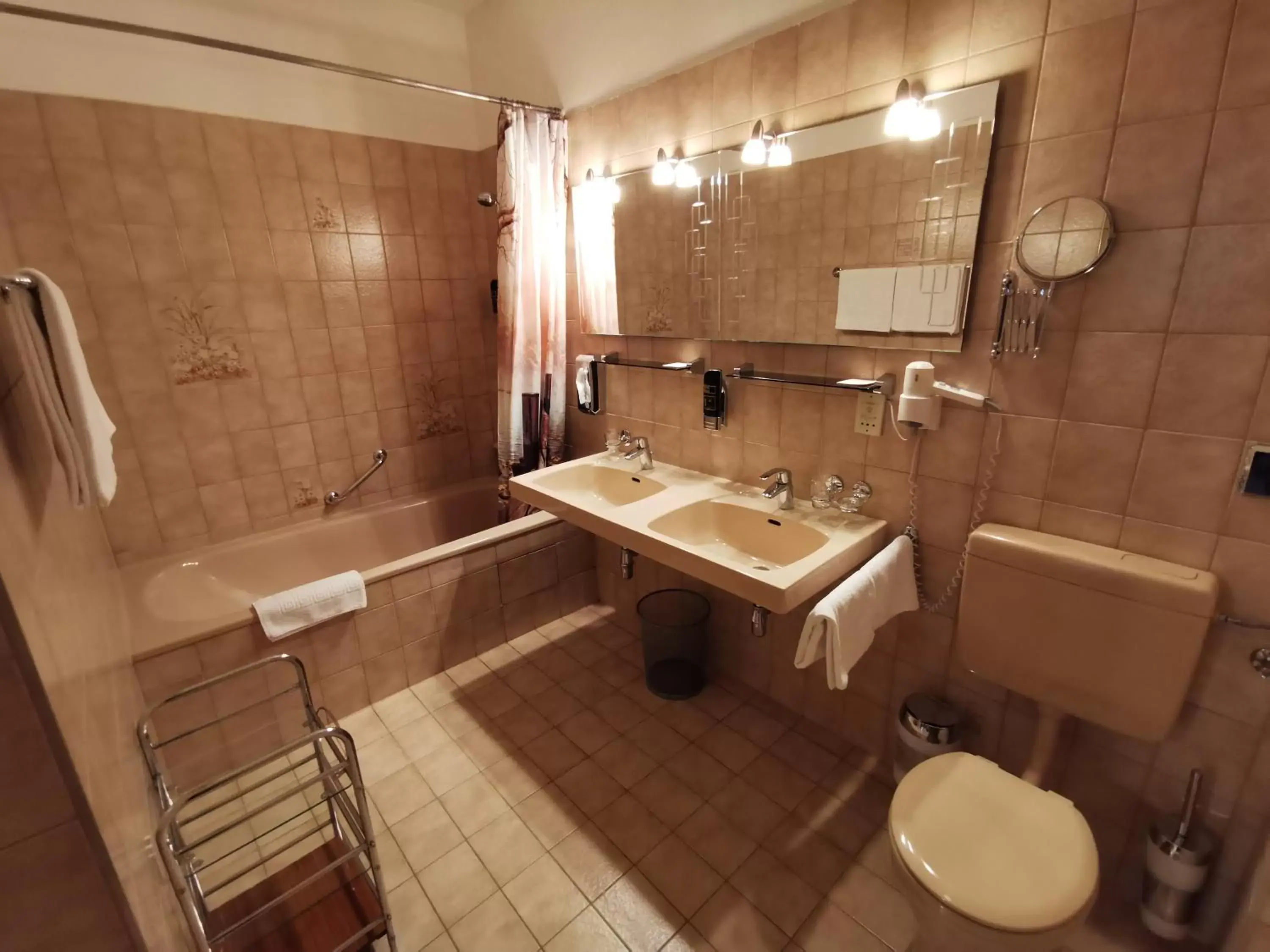 Toilet, Bathroom in Hotel Bajazzo