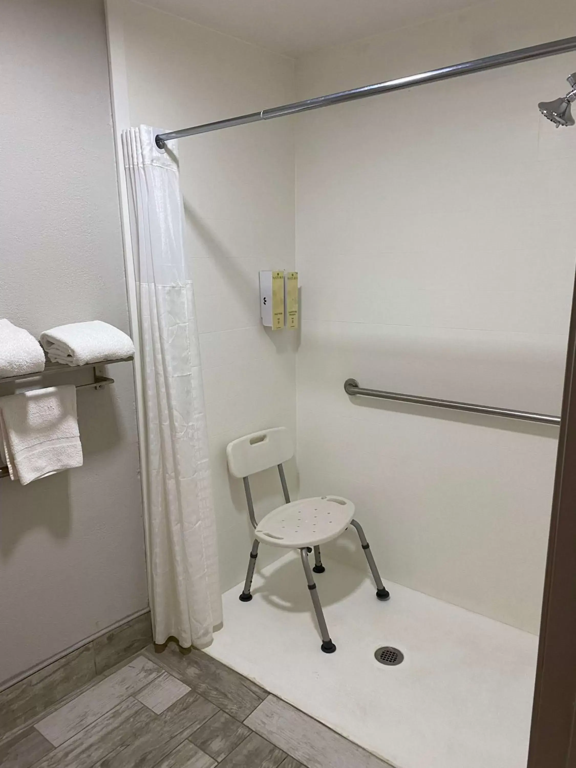 Photo of the whole room, Bathroom in Best Western Allatoona Inn & Suites