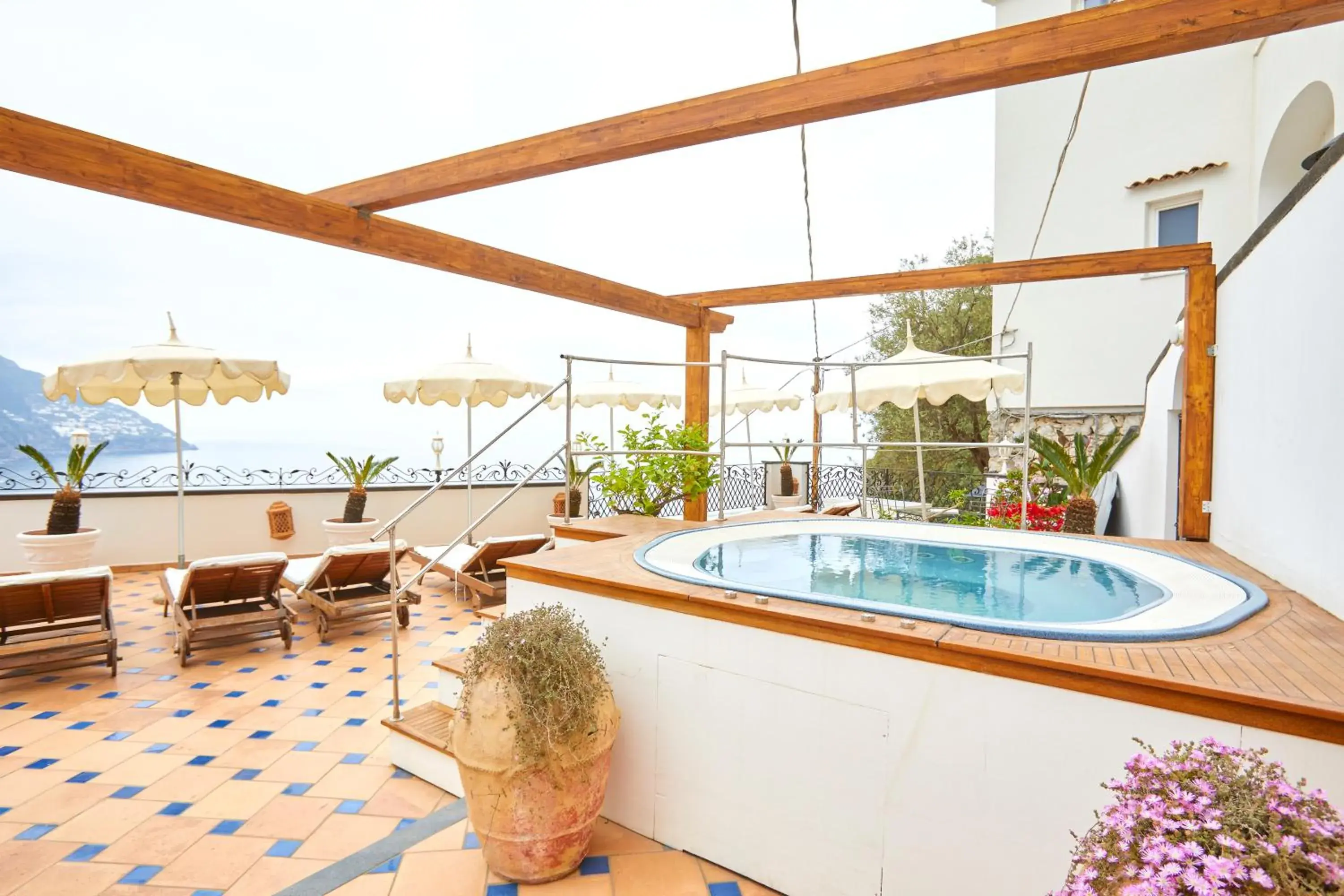 Hot Tub, Swimming Pool in Hotel Conca d'Oro