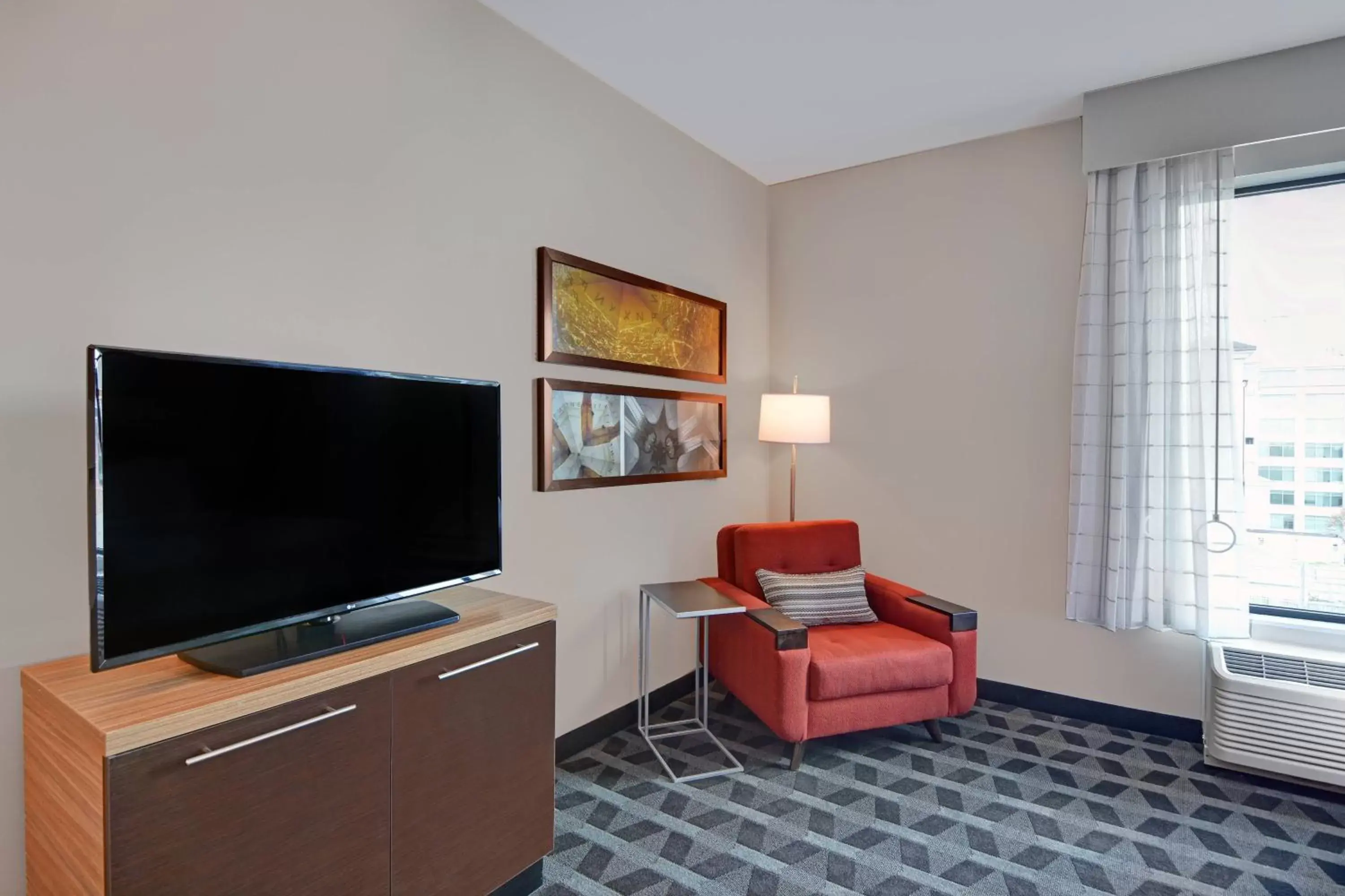 Living room, TV/Entertainment Center in TownePlace Suites by Marriott Indianapolis Downtown