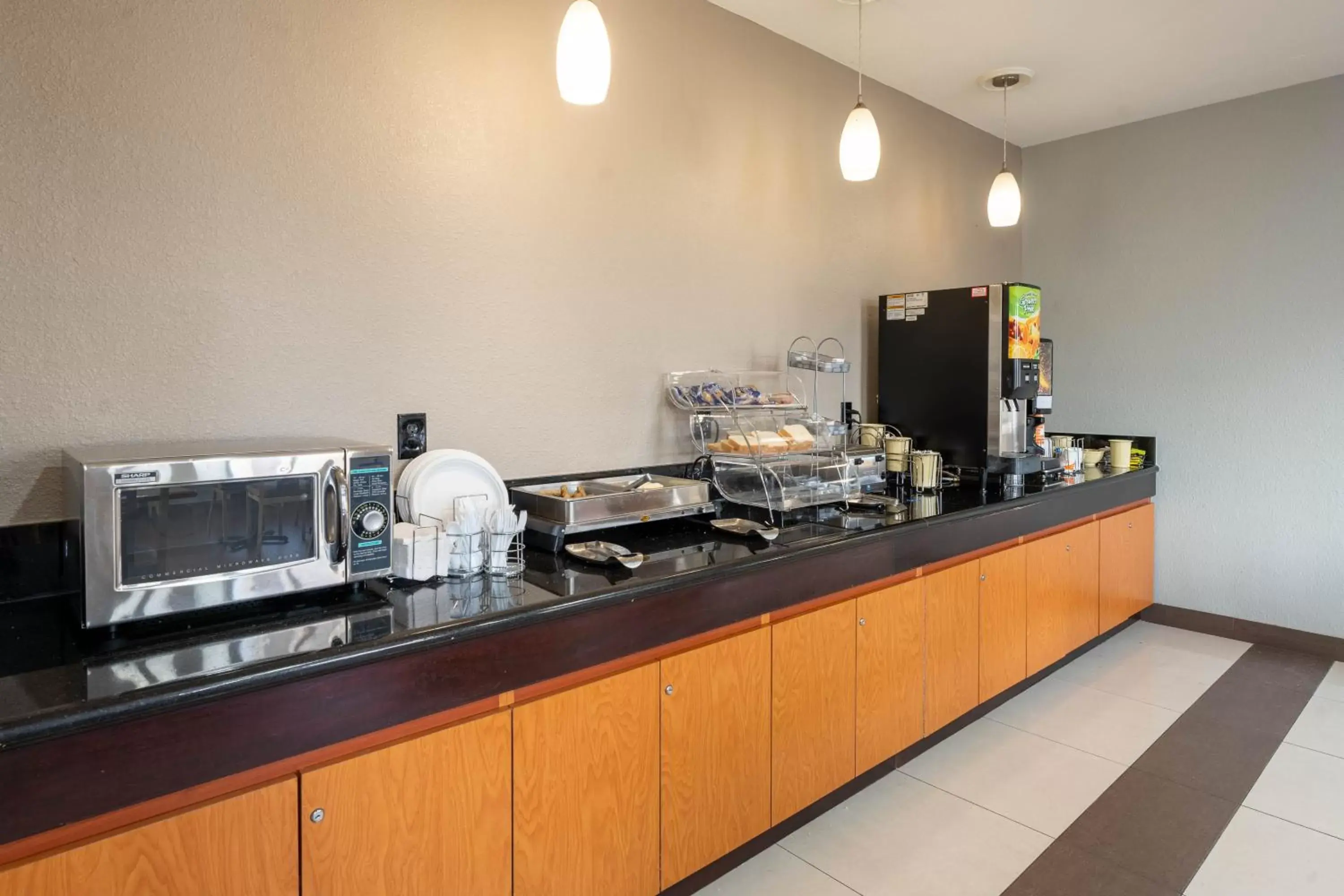 Coffee/tea facilities, Restaurant/Places to Eat in Quality Suites NE Indianapolis Fishers
