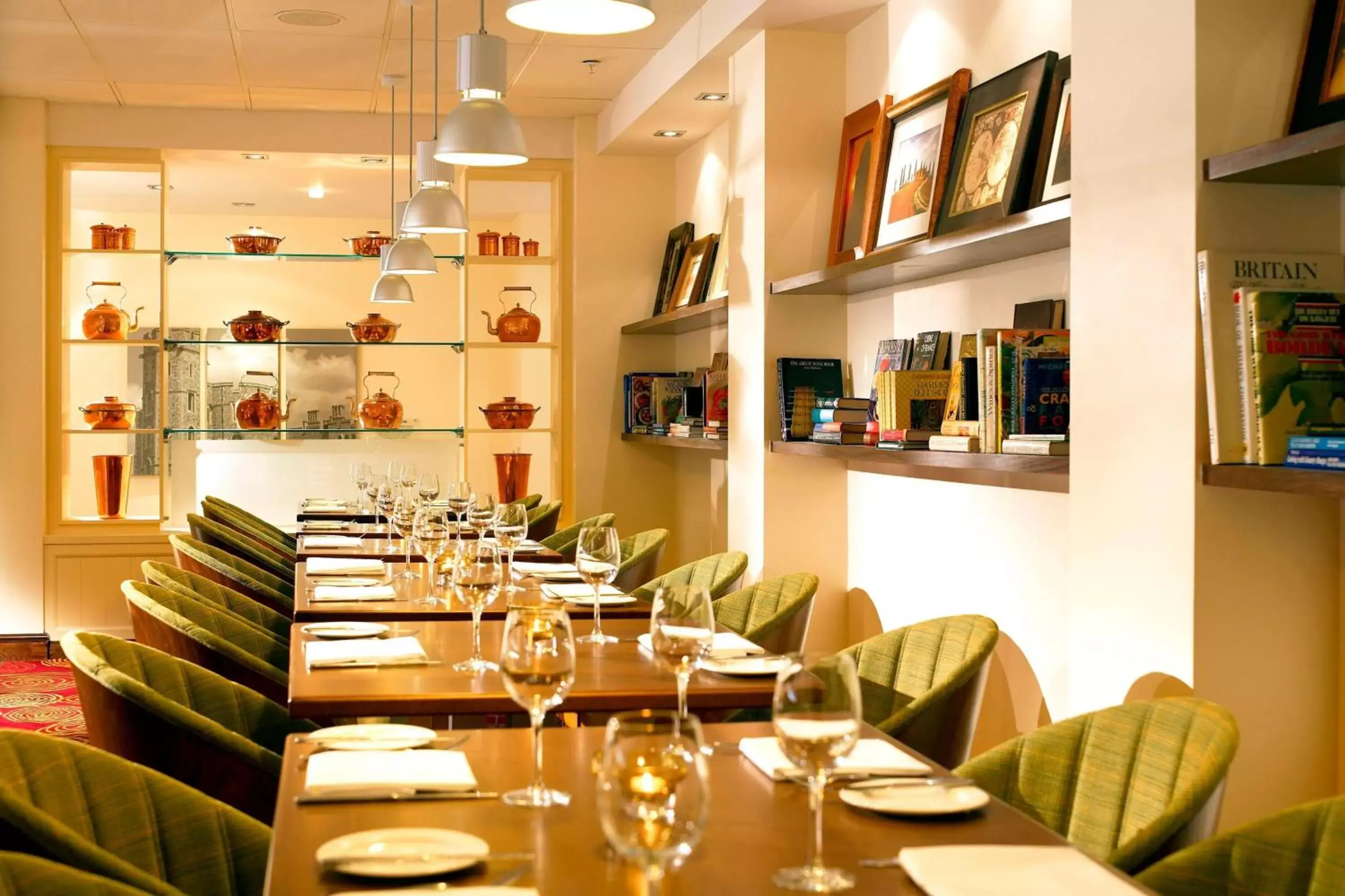 Kitchen or kitchenette, Restaurant/Places to Eat in Delta Hotels by Marriott Heathrow Windsor