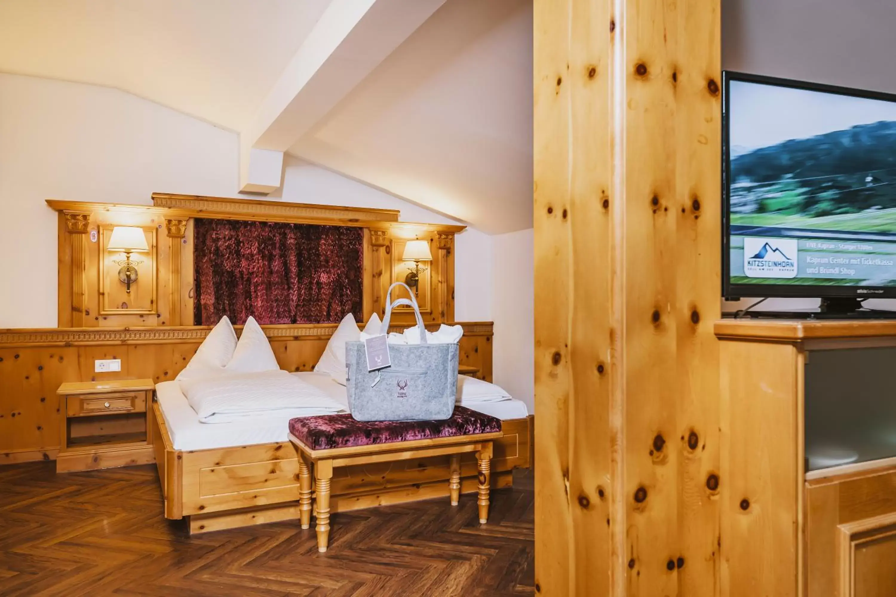 Bedroom, Bed in Hotel TONI inklusive Zell am See - Kaprun Sommerkarte