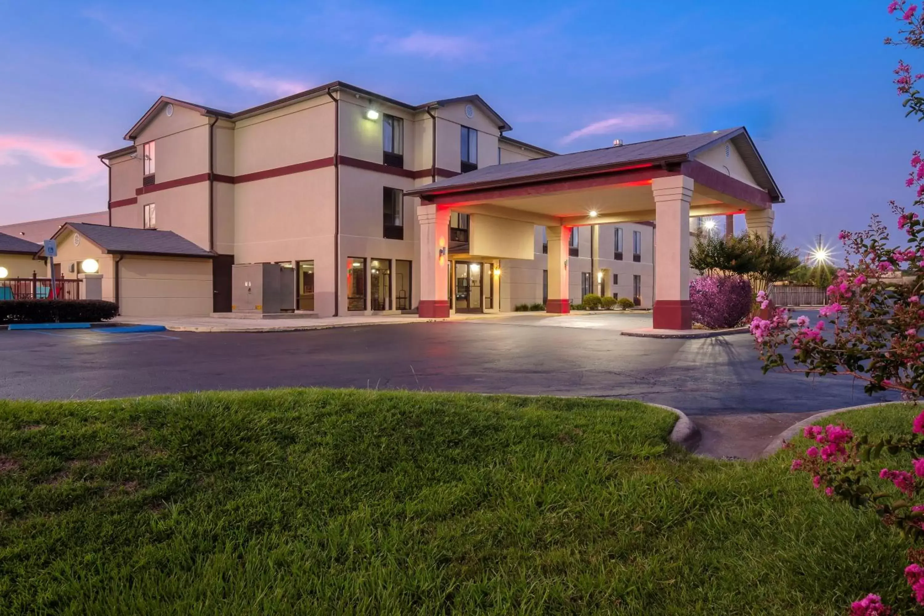 Property Building in Red Roof Inn & Suites Mobile SW - I-10