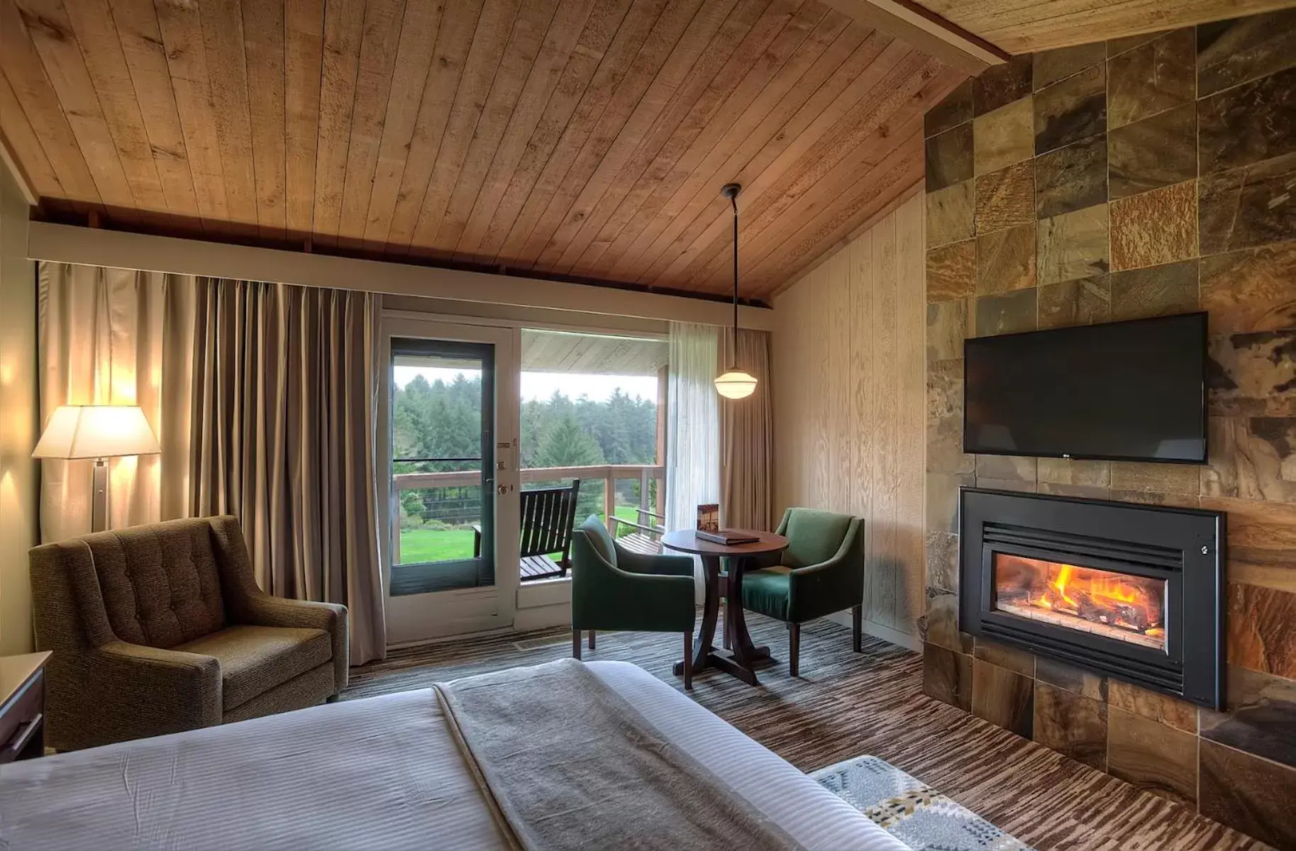 Bed, TV/Entertainment Center in Salishan Coastal Lodge