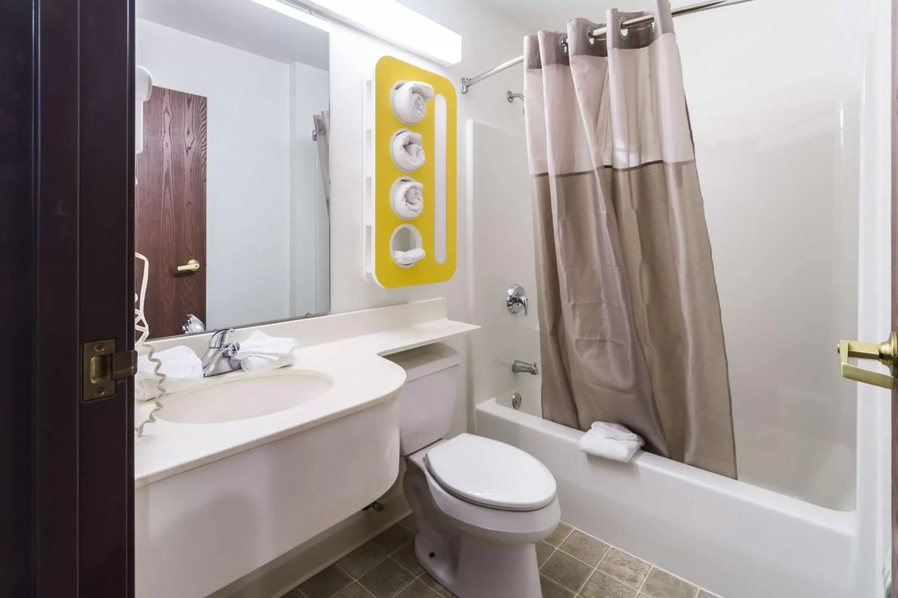 Queen Room - Non-Smoking in Motel 6-Huron, OH - Sandusky Queen Room - Non-Smoking in Motel 6-Huron, OH - Sandusky