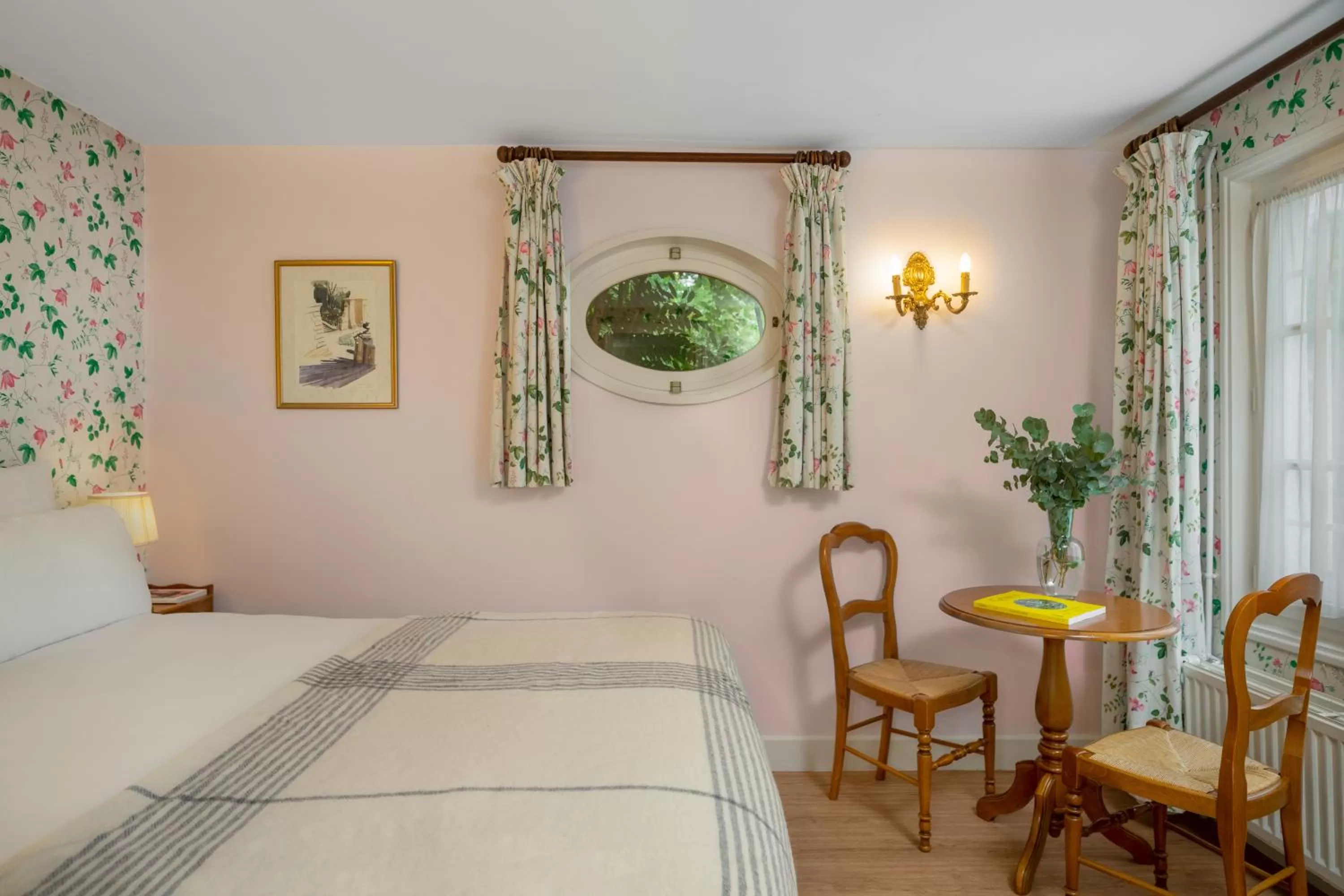 Photo of the whole room, Bed in Hotel des Grandes Ecoles